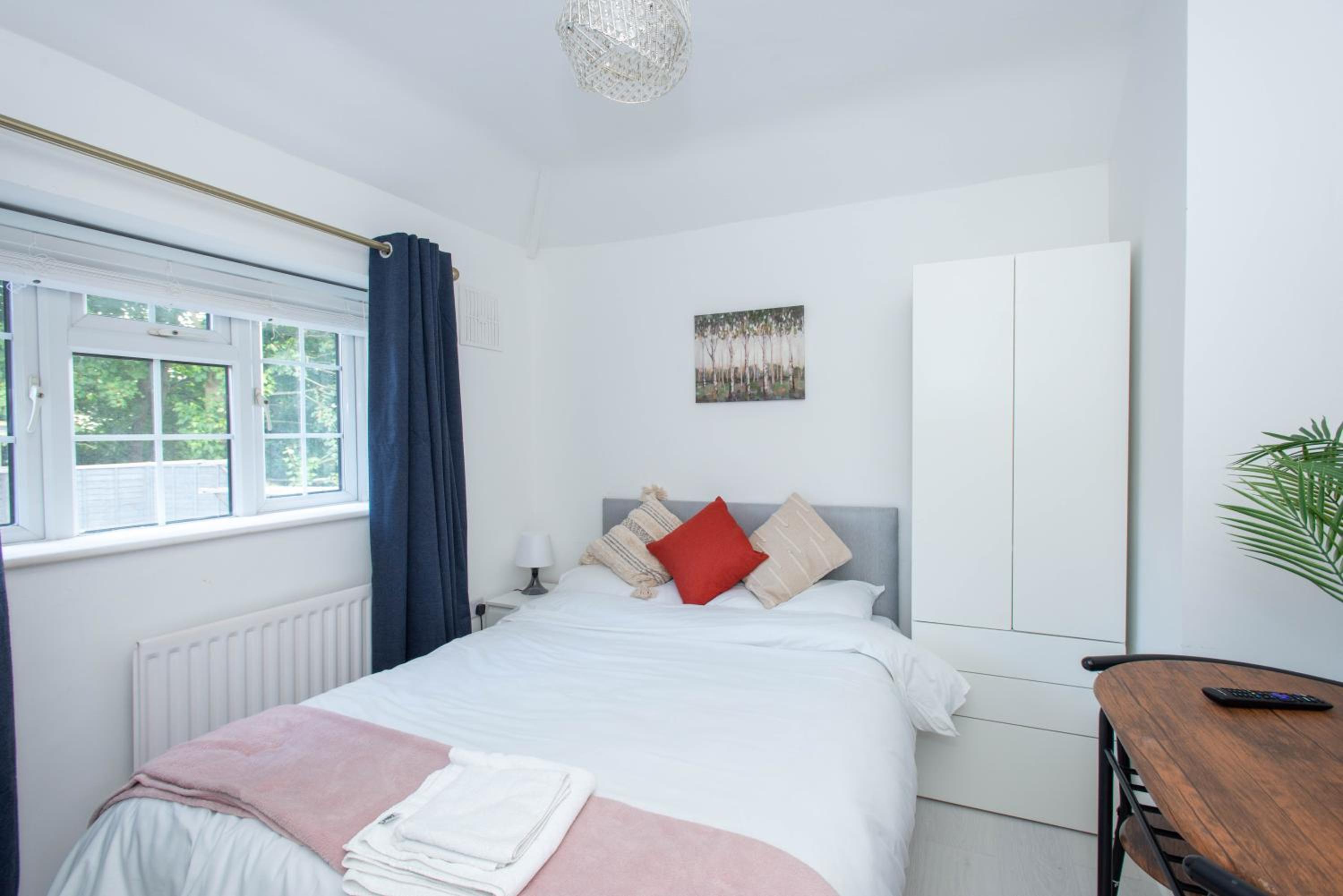 Ensuite Rooms next to Sanderson Hall 71 Mickleham Road BR5 2RW view 4