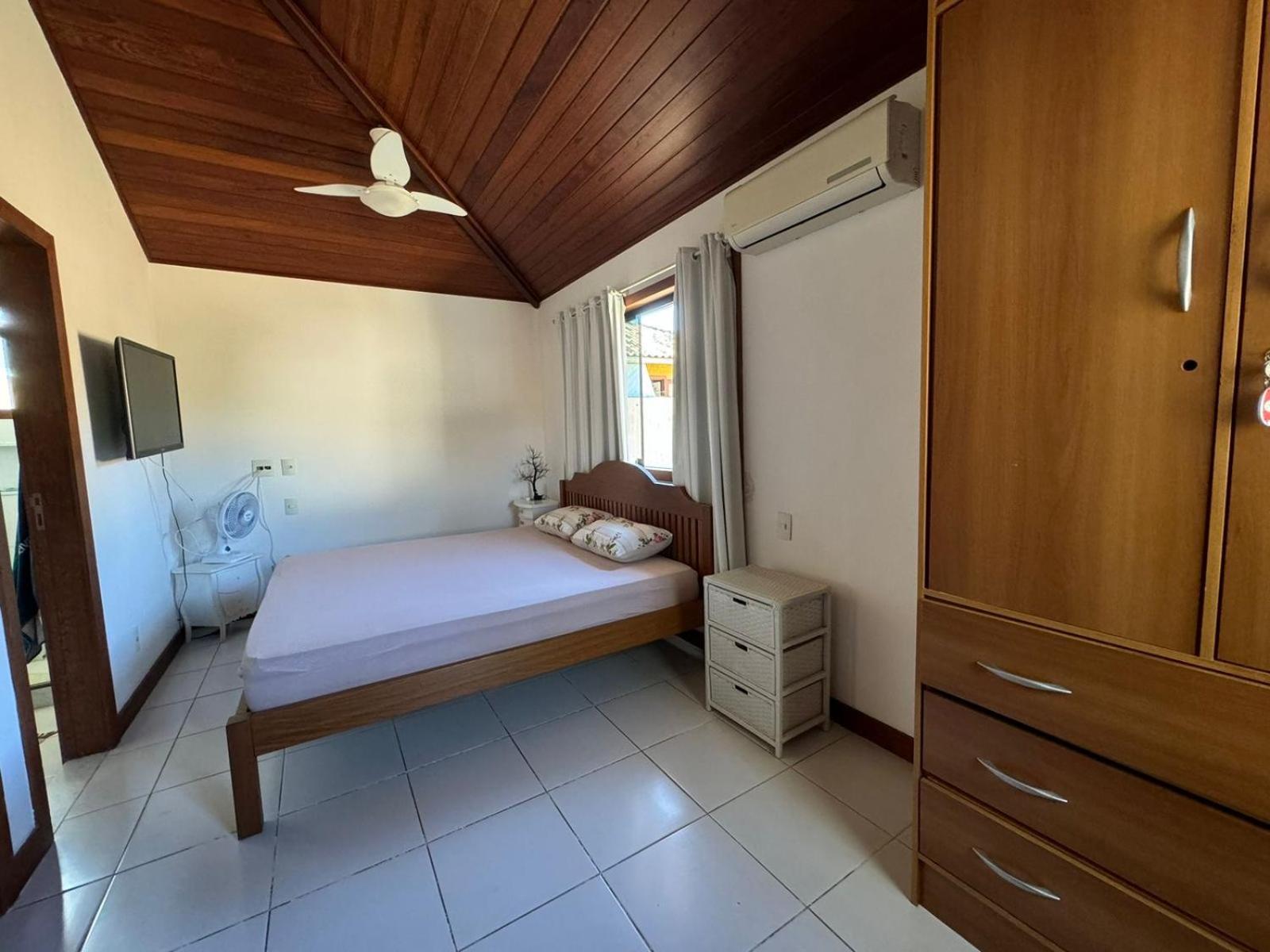 Casa com 4 suítes perto da praia