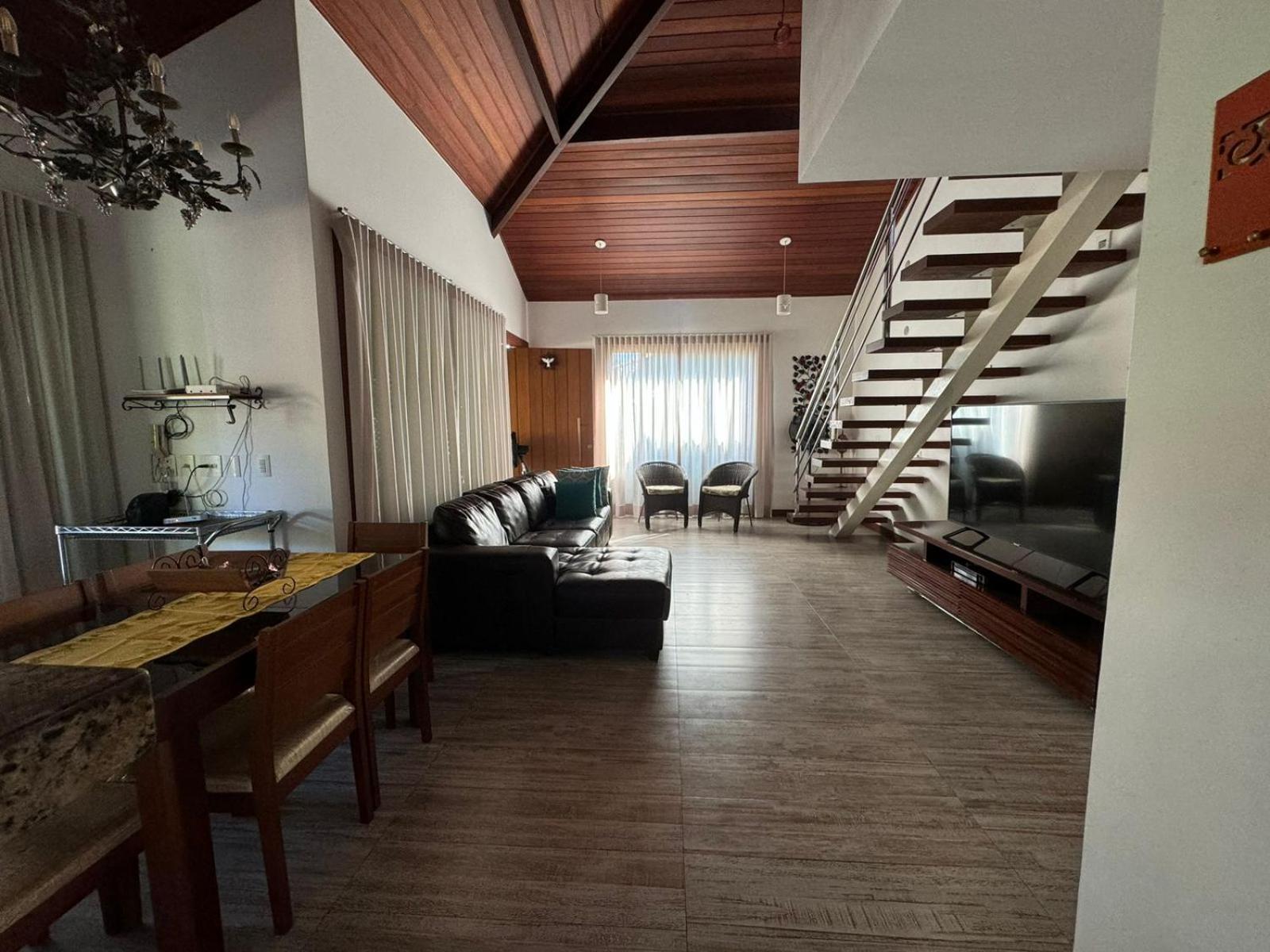 Casa com 4 suítes perto da praia