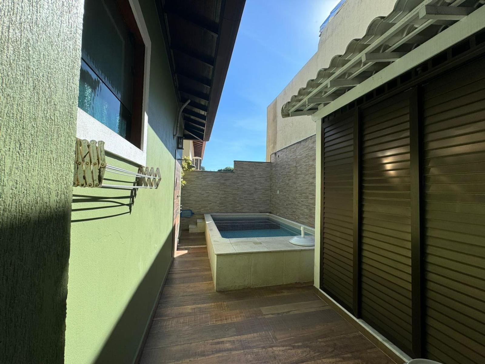 Casa com 4 suítes perto da praia