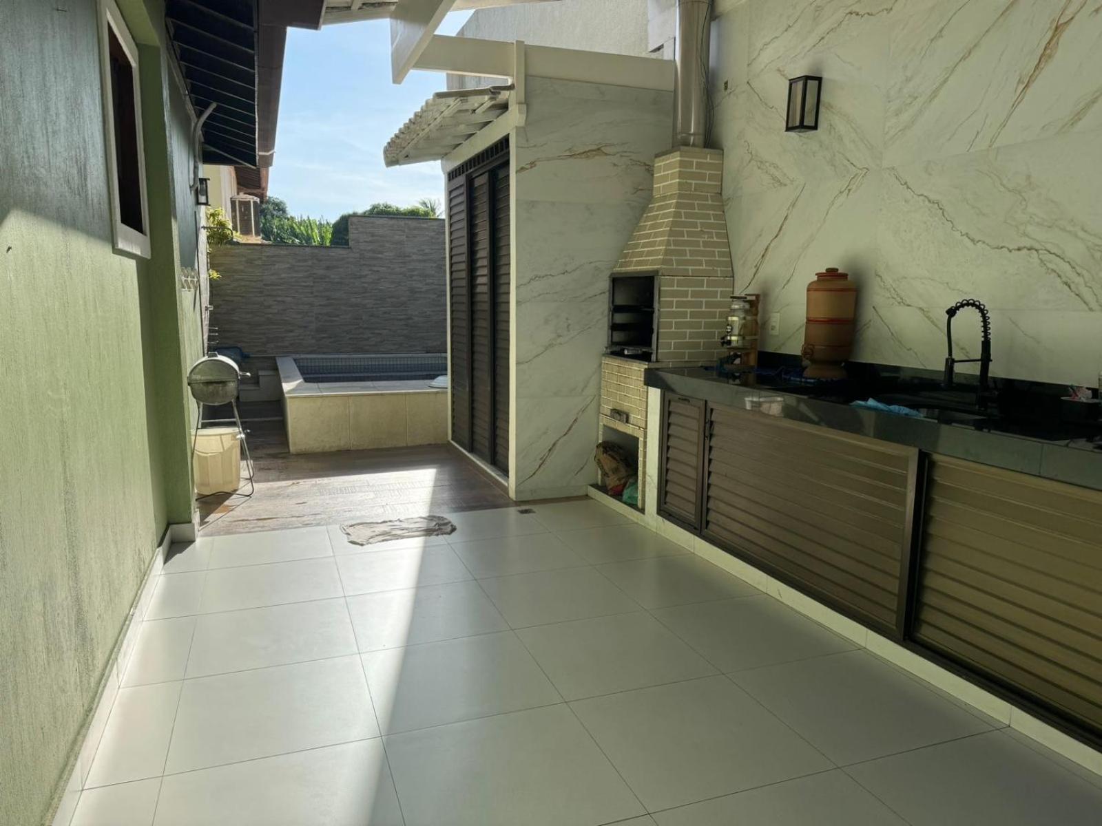 Casa com 4 suítes perto da praia