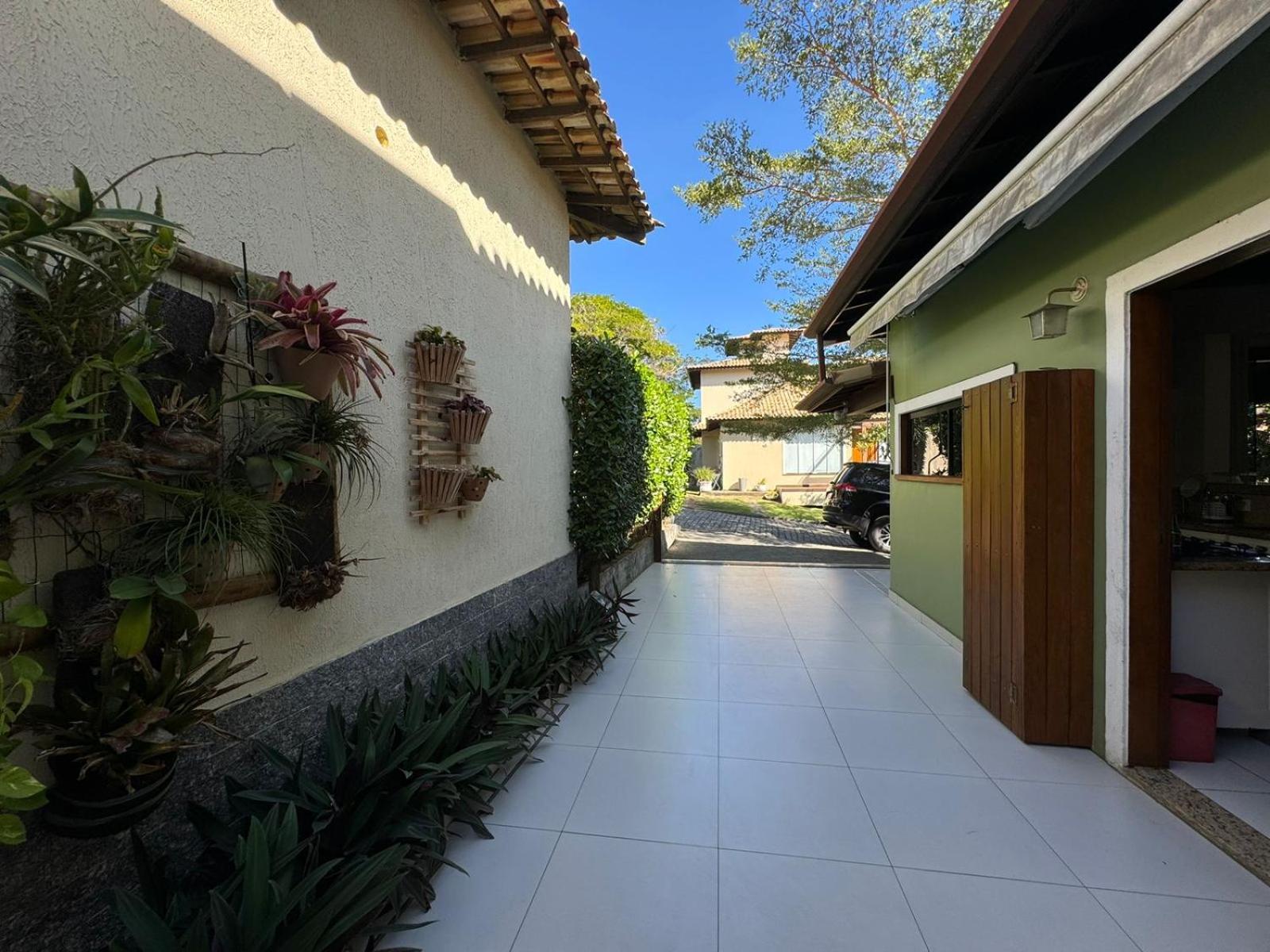 Casa com 4 suítes perto da praia