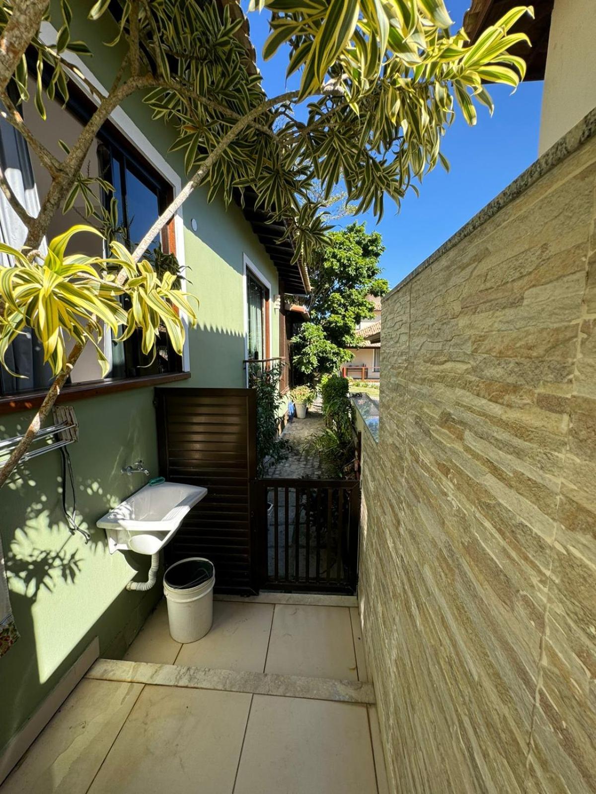 Casa com 4 suítes perto da praia