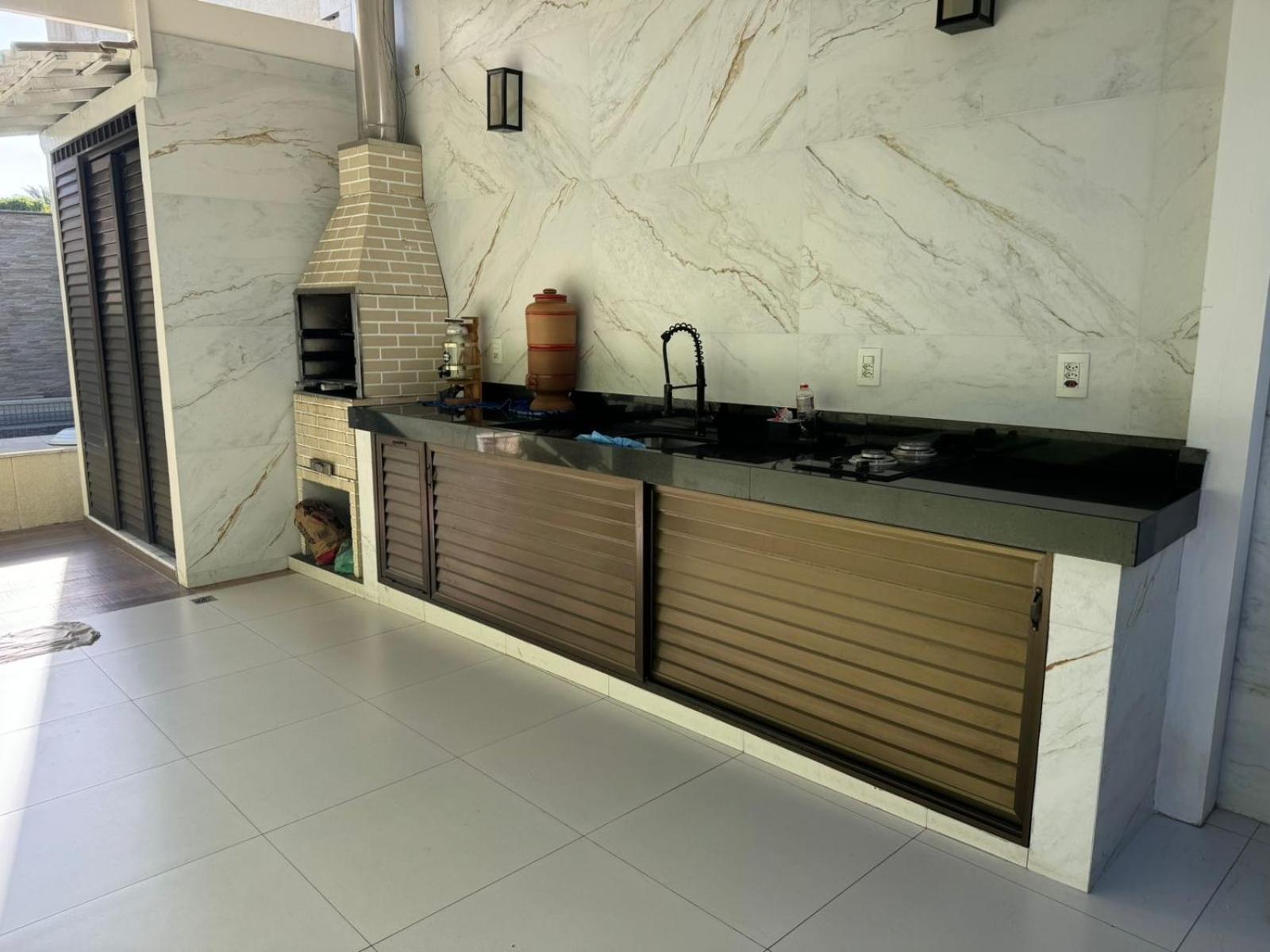 Casa com 4 suítes perto da praia