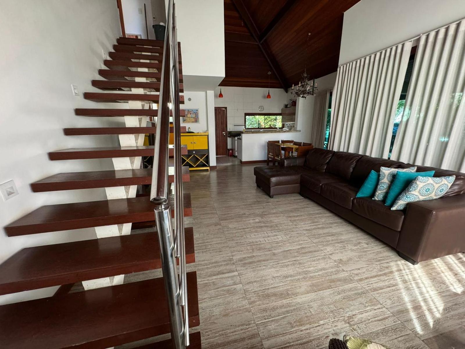 Casa com 4 suítes perto da praia