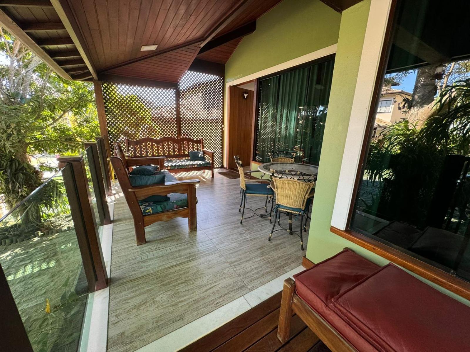 Casa com 4 suítes perto da praia