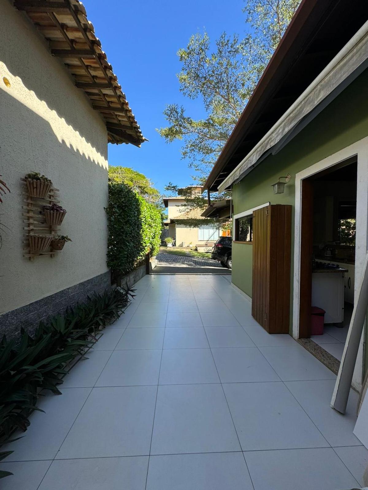 Casa com 4 suítes perto da praia