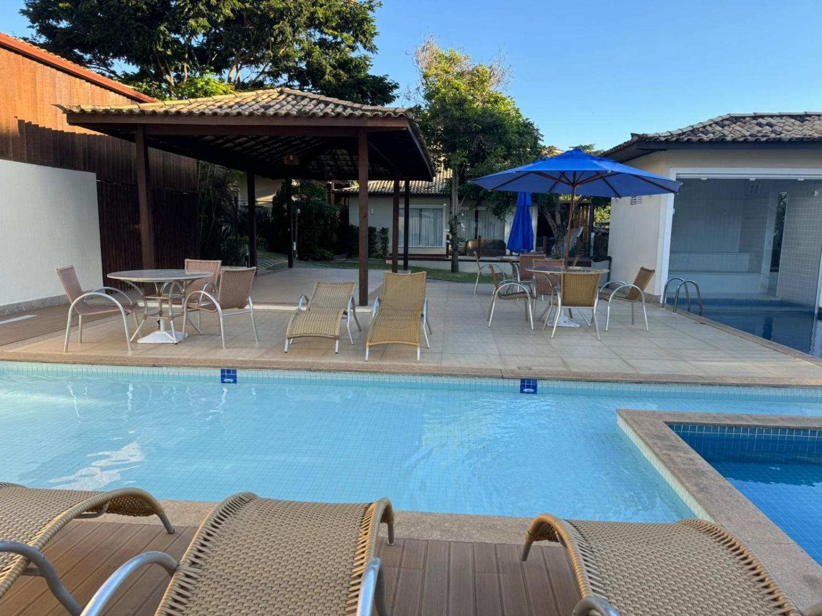 Casa com 4 suítes perto da praia
