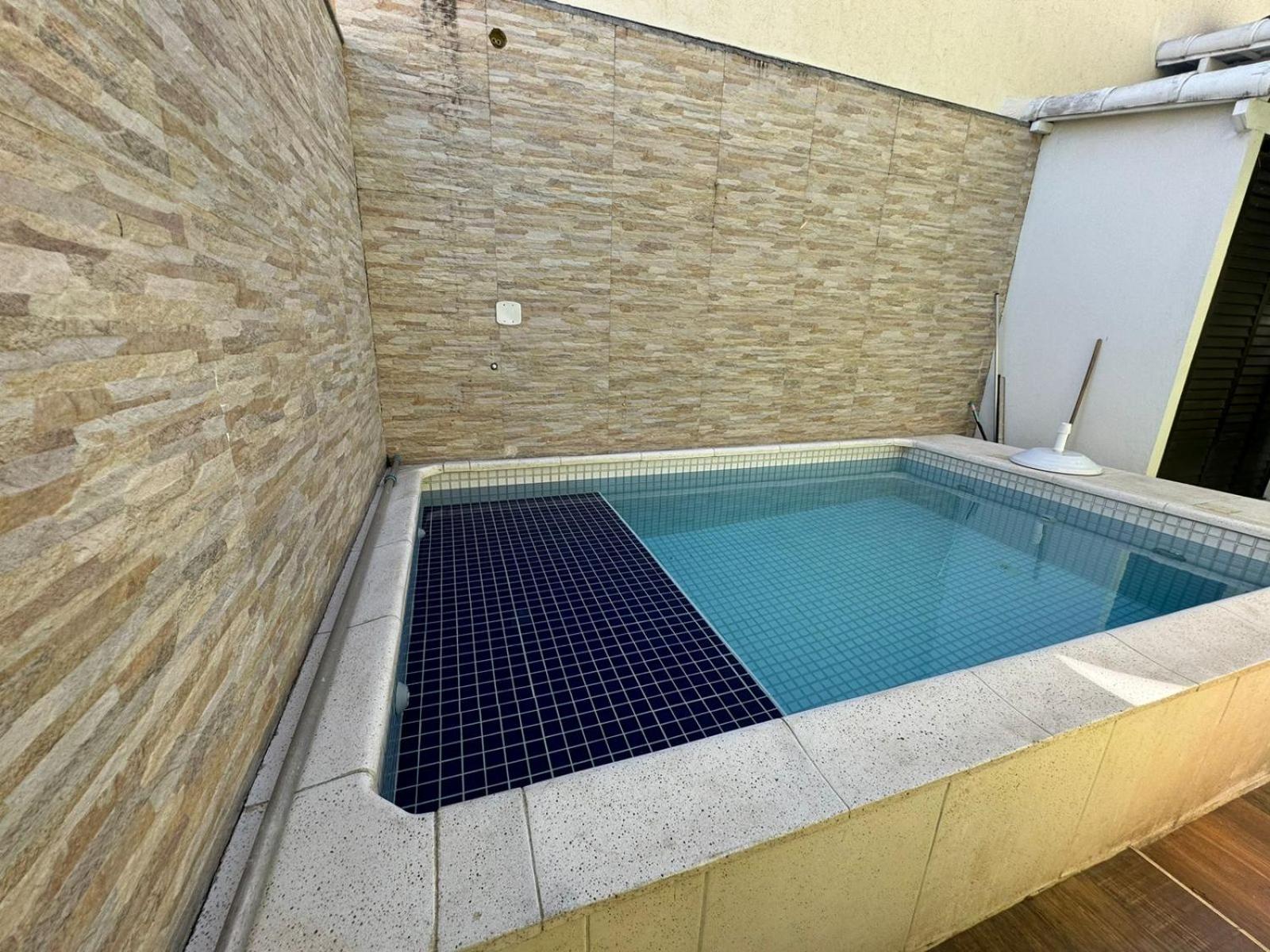 Casa com 4 suítes perto da praia