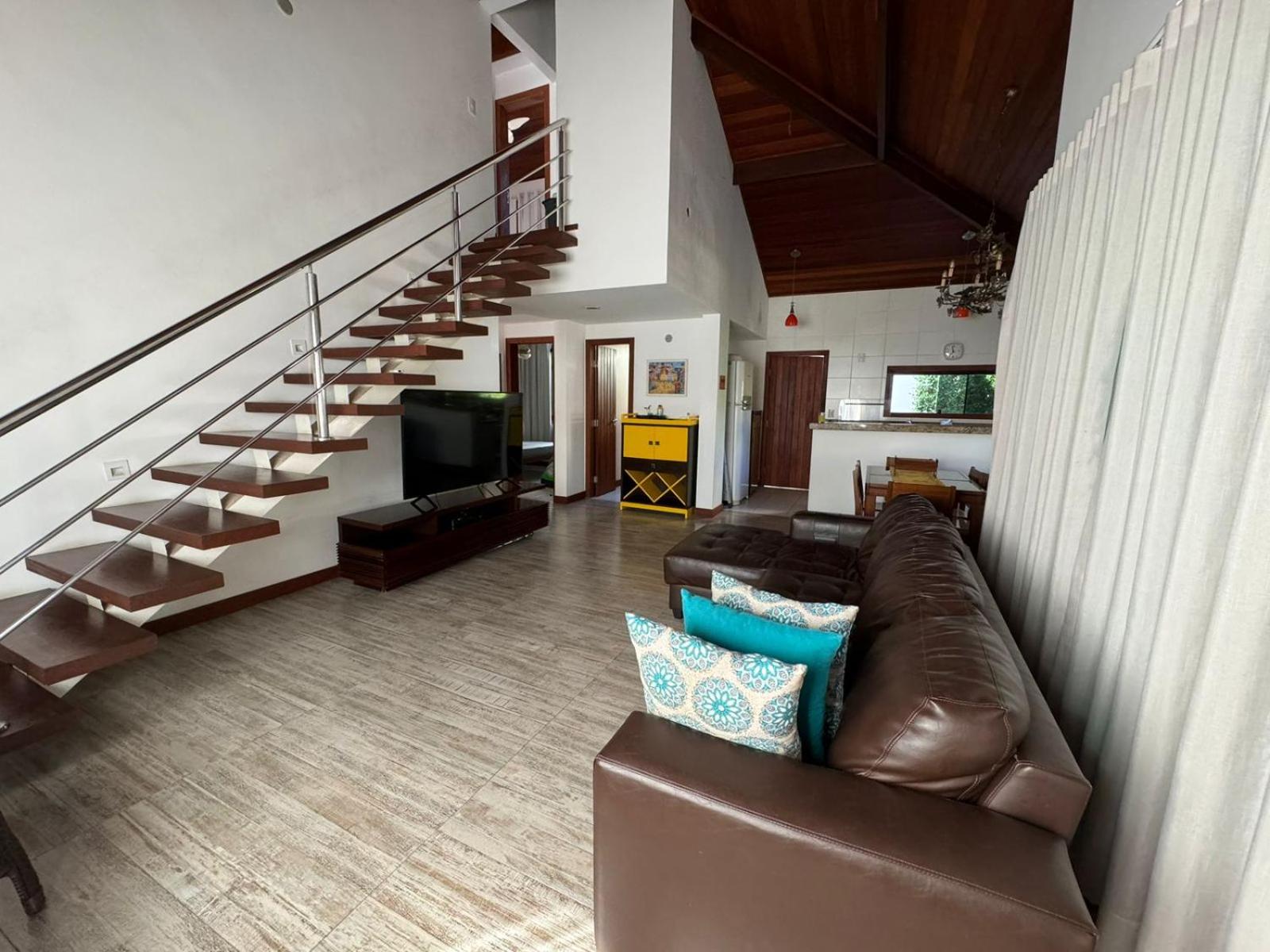Casa com 4 suítes perto da praia