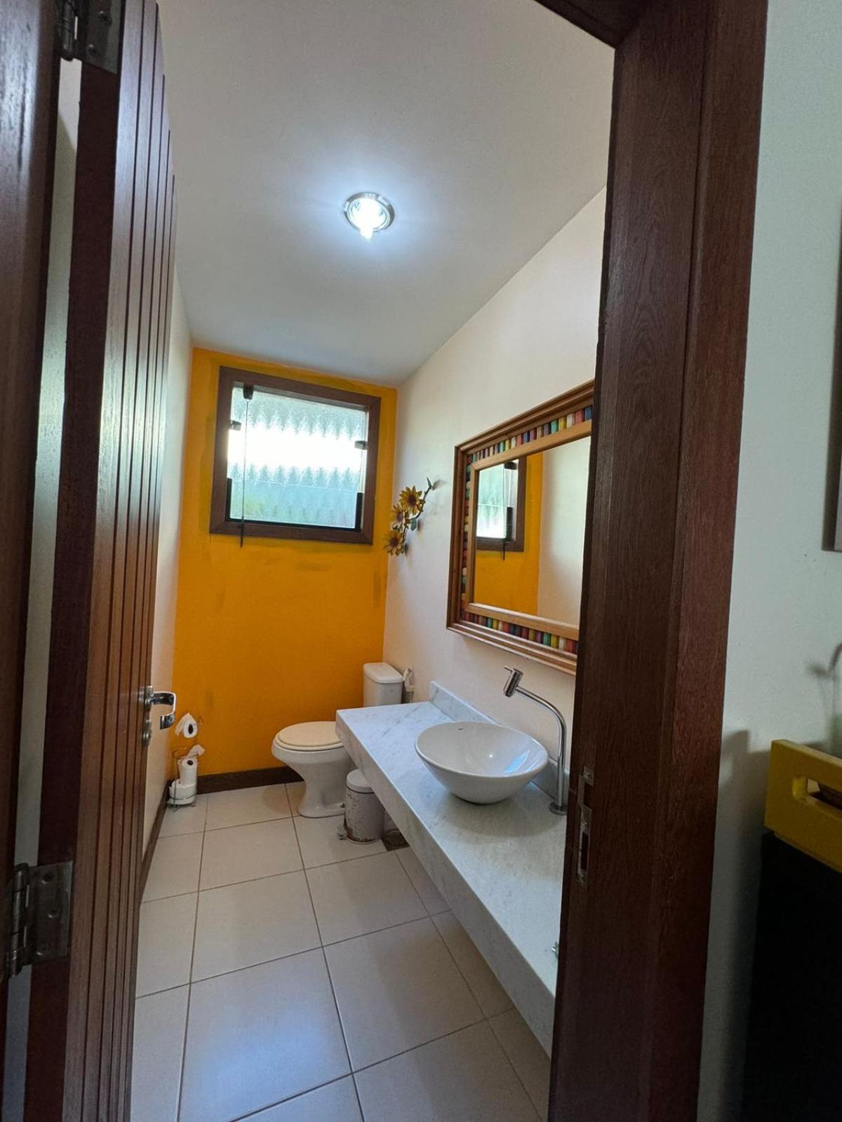 Casa com 4 suítes perto da praia