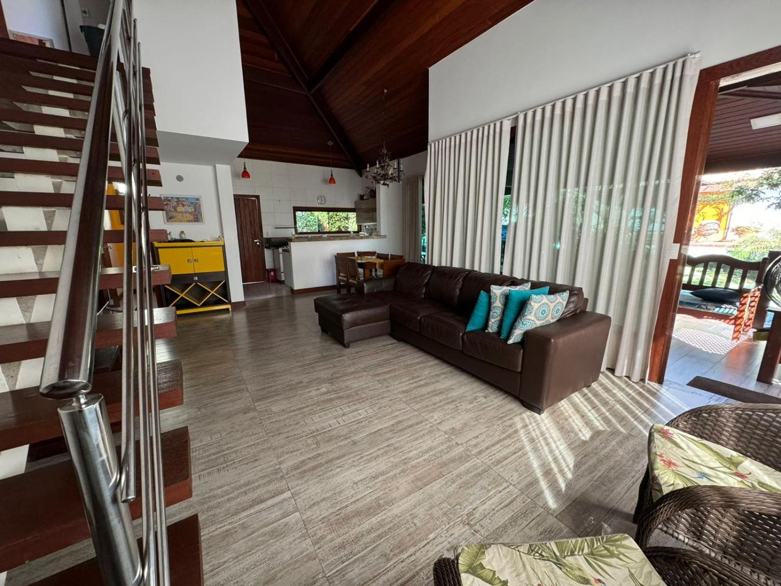 Casa com 4 suítes perto da praia