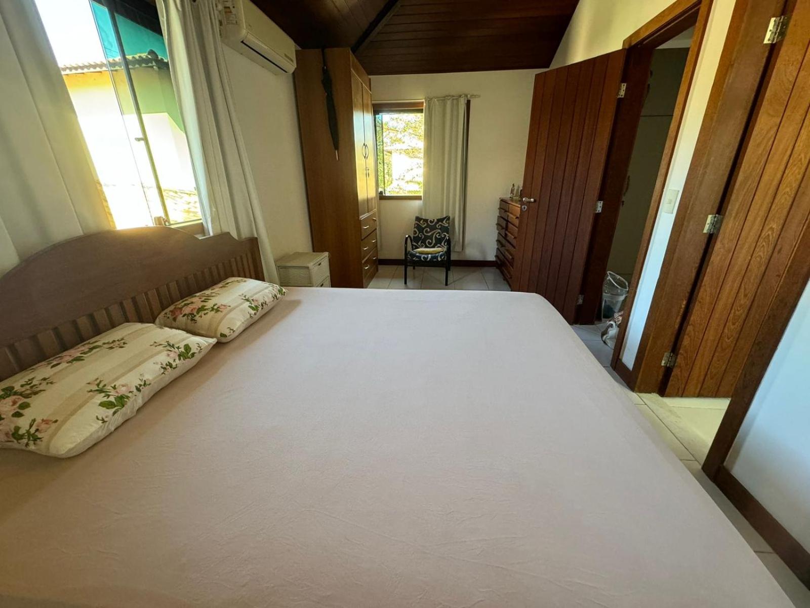 Casa com 4 suítes perto da praia