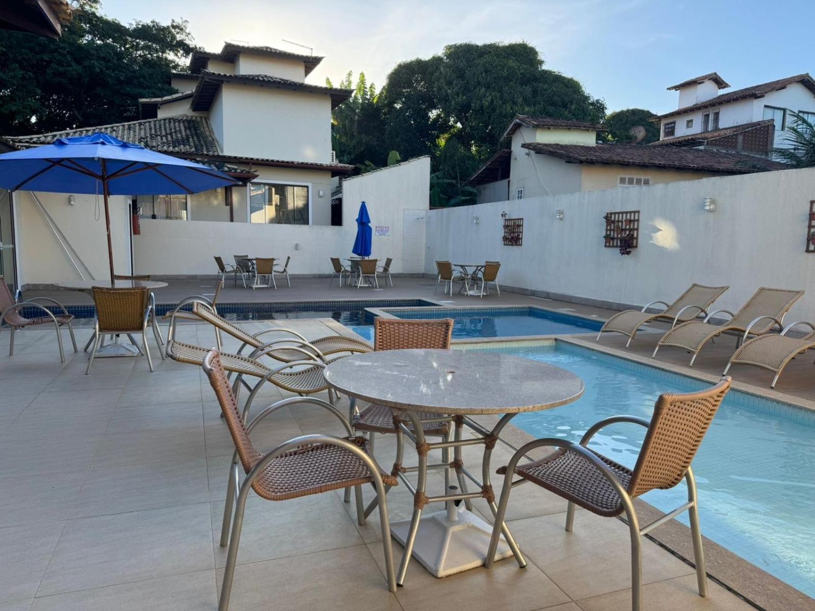 Casa com 4 suítes perto da praia