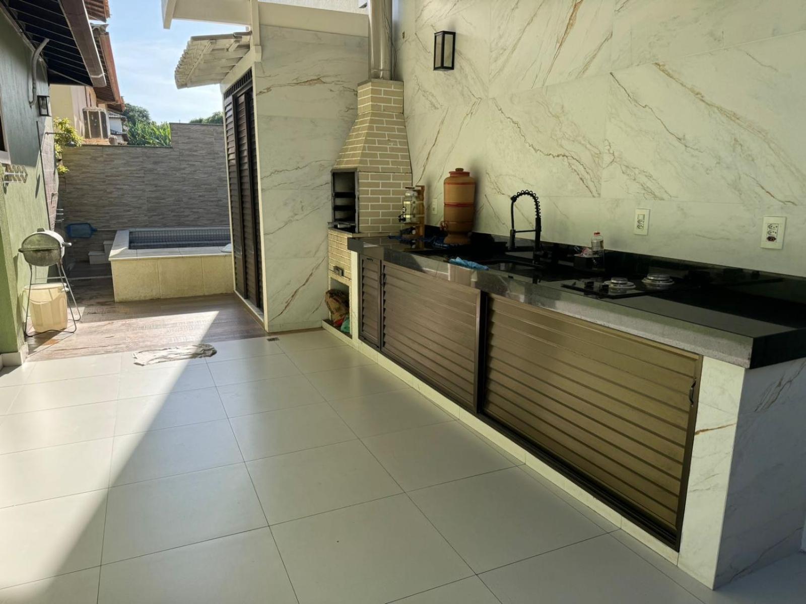 Casa com 4 suítes perto da praia