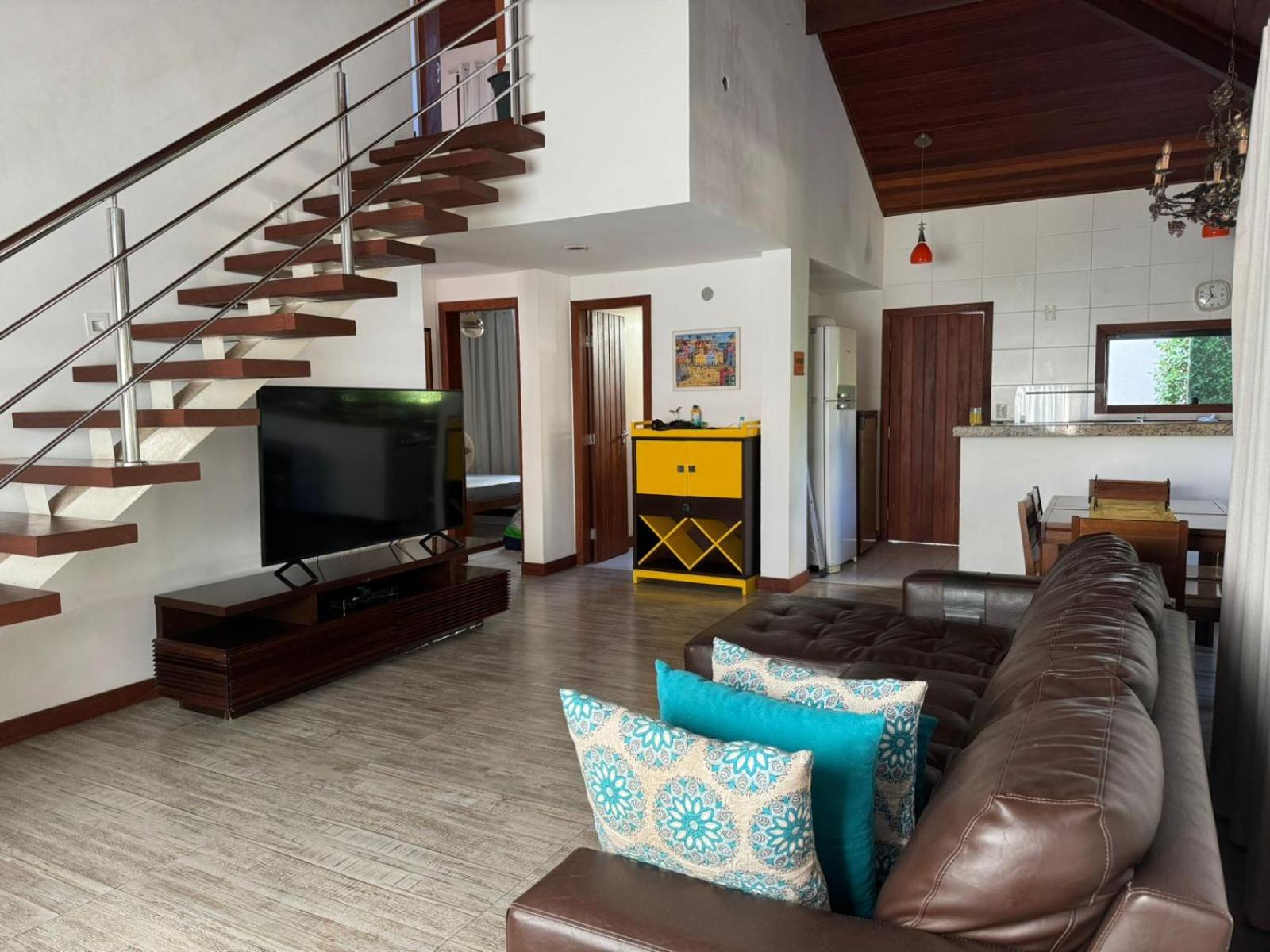 Casa com 4 suítes perto da praia