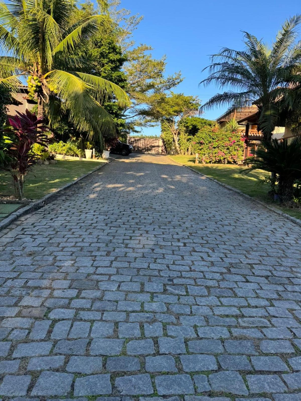Casa com 4 suítes perto da praia