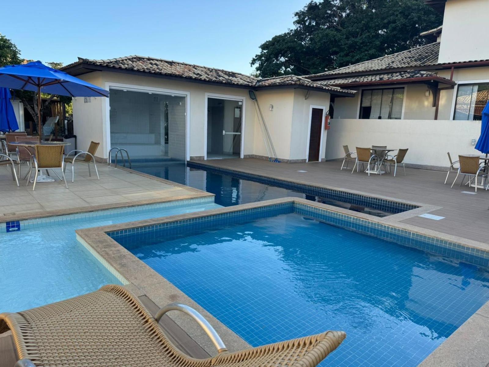 Casa com 4 suítes perto da praia