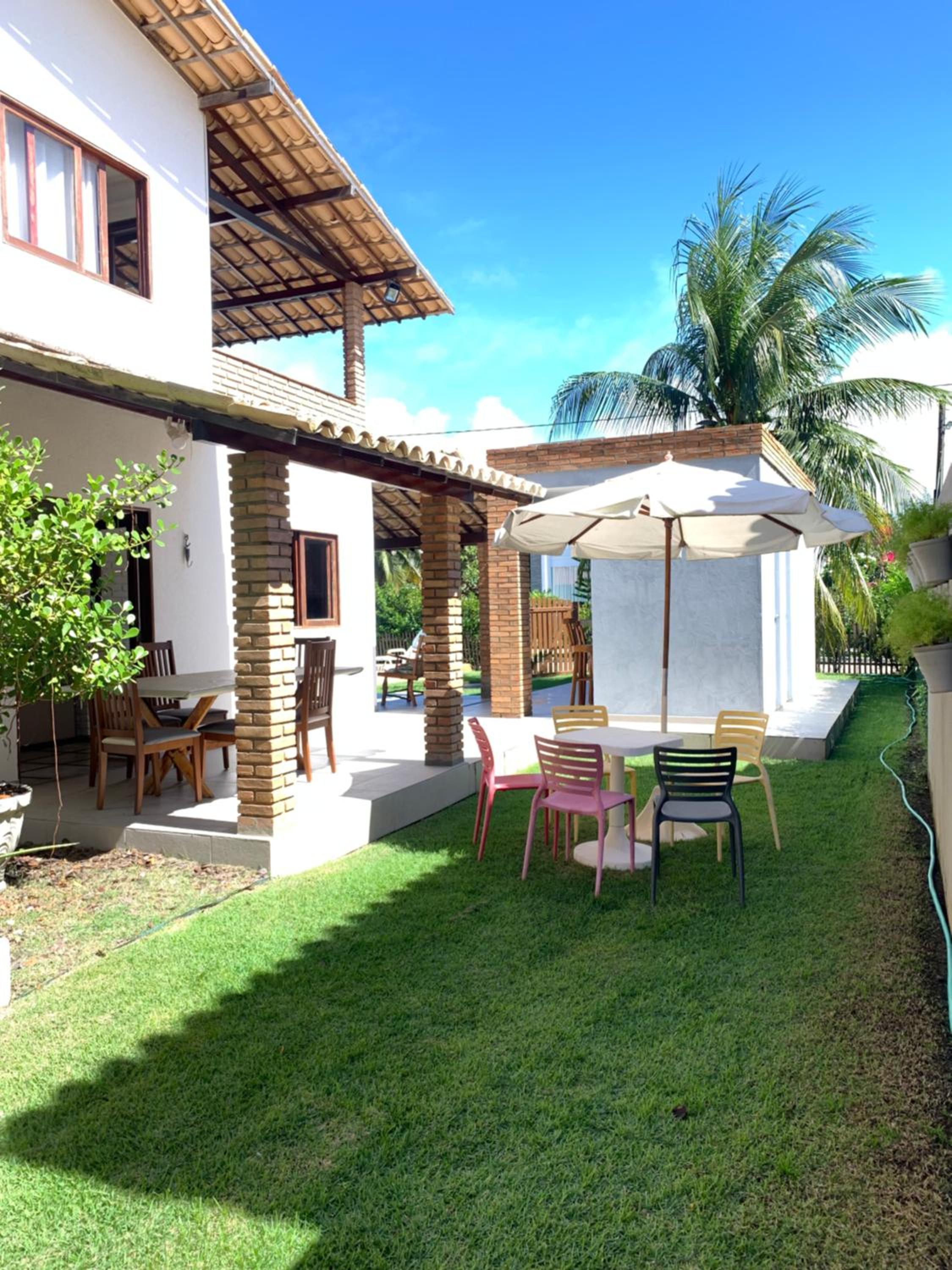 Linda casa de praia com piscina e 5 suítes - Ideal para famílias - Hibiscus - Condomínio beira mar