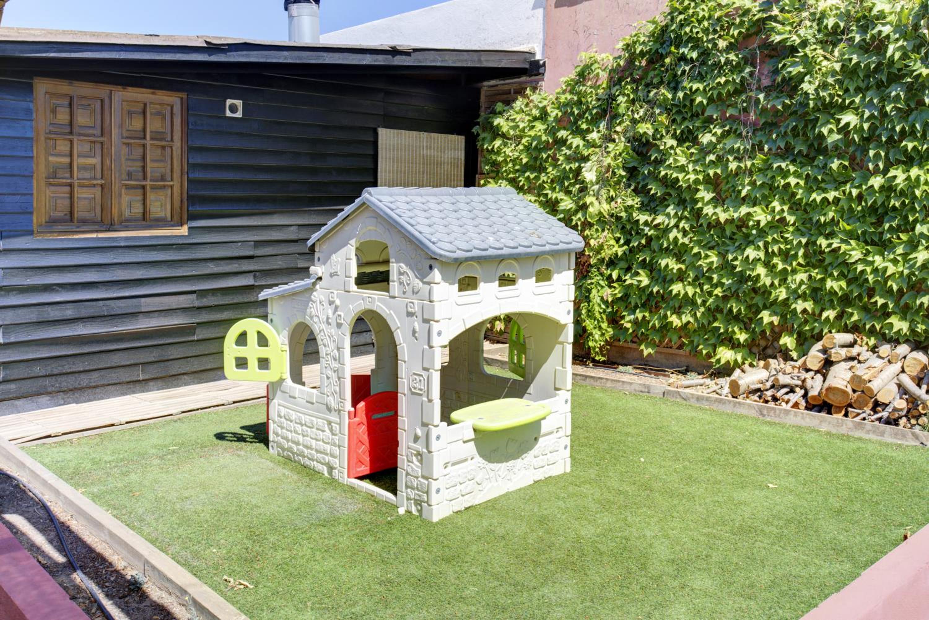 Refugio familiar con piscina y jardín privado