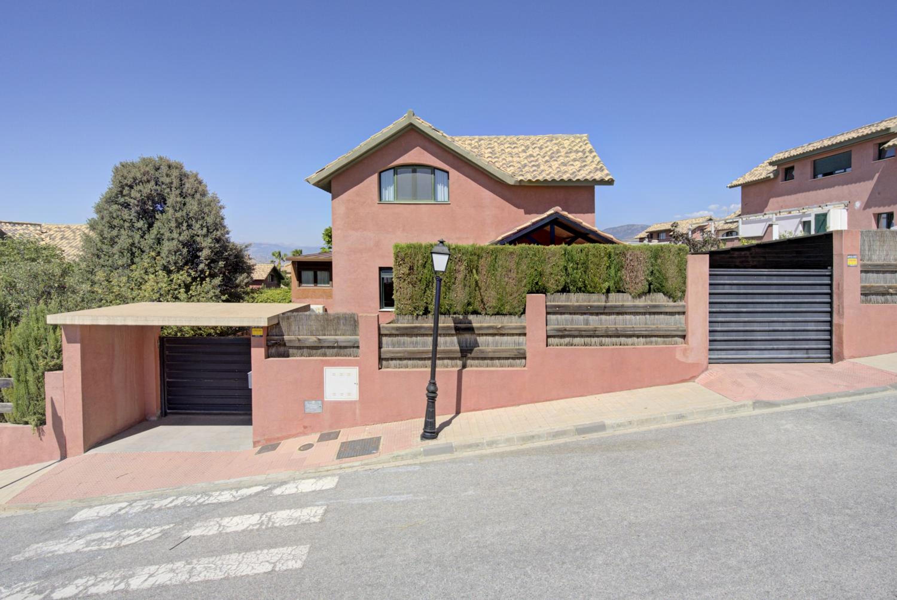Refugio familiar con piscina y jardín privado