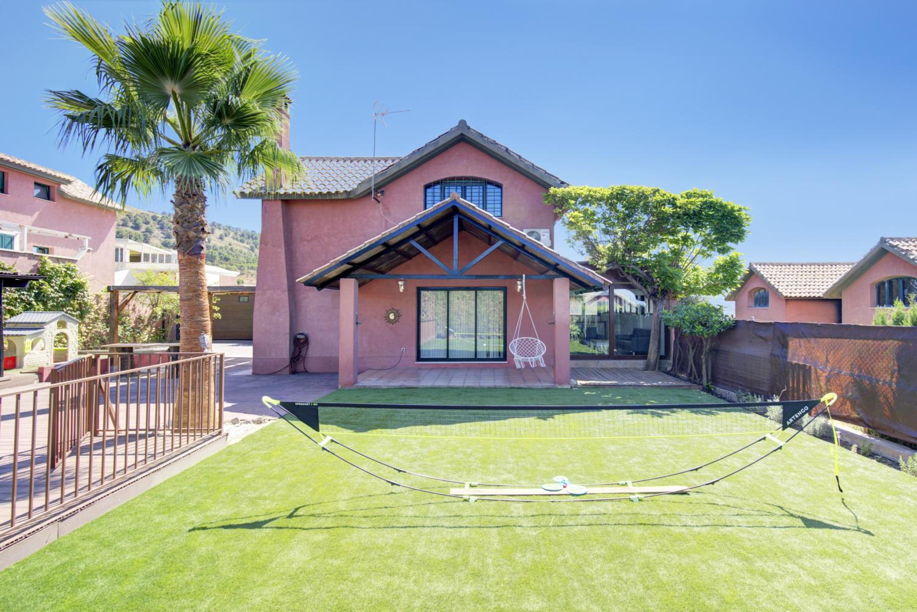 Refugio familiar con piscina y jardín privado