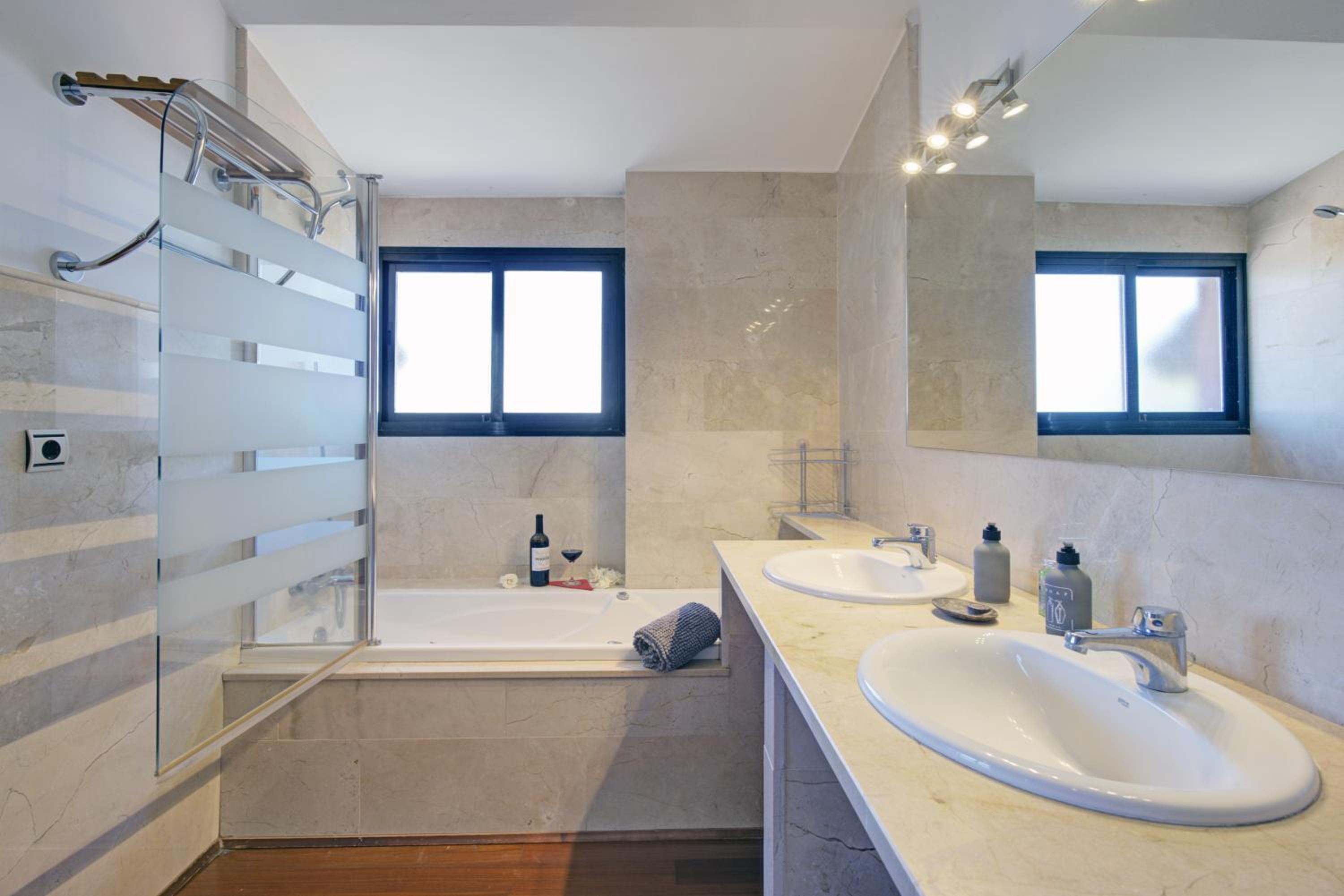 Refugio familiar con piscina y jardín privado