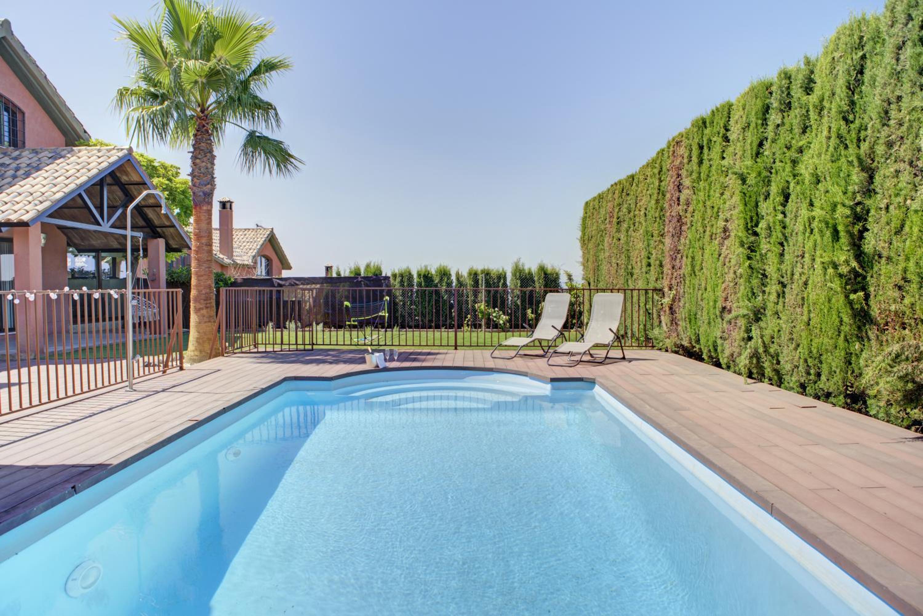 Refugio familiar con piscina y jardín privado