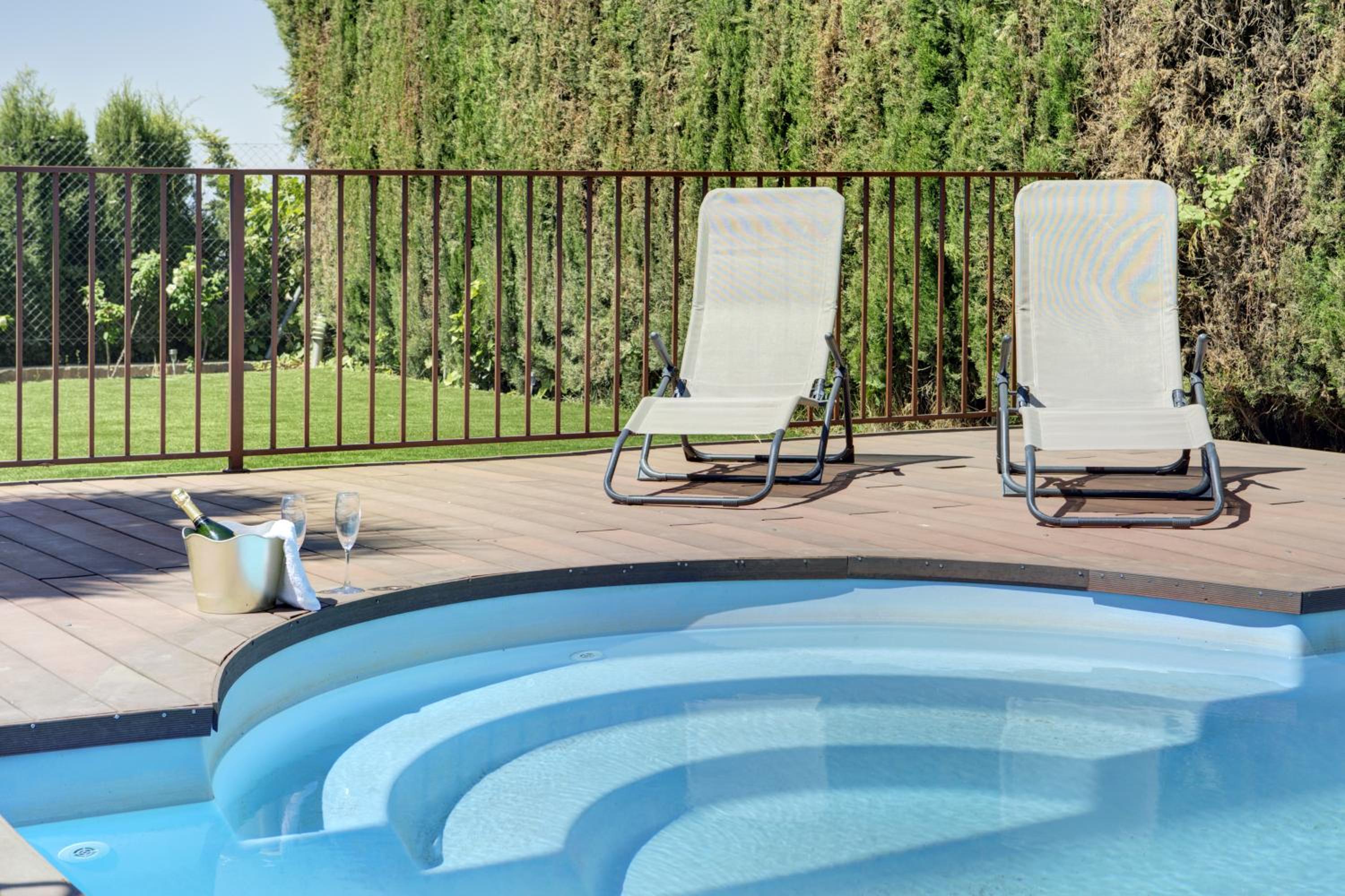 Refugio familiar con piscina y jardín privado