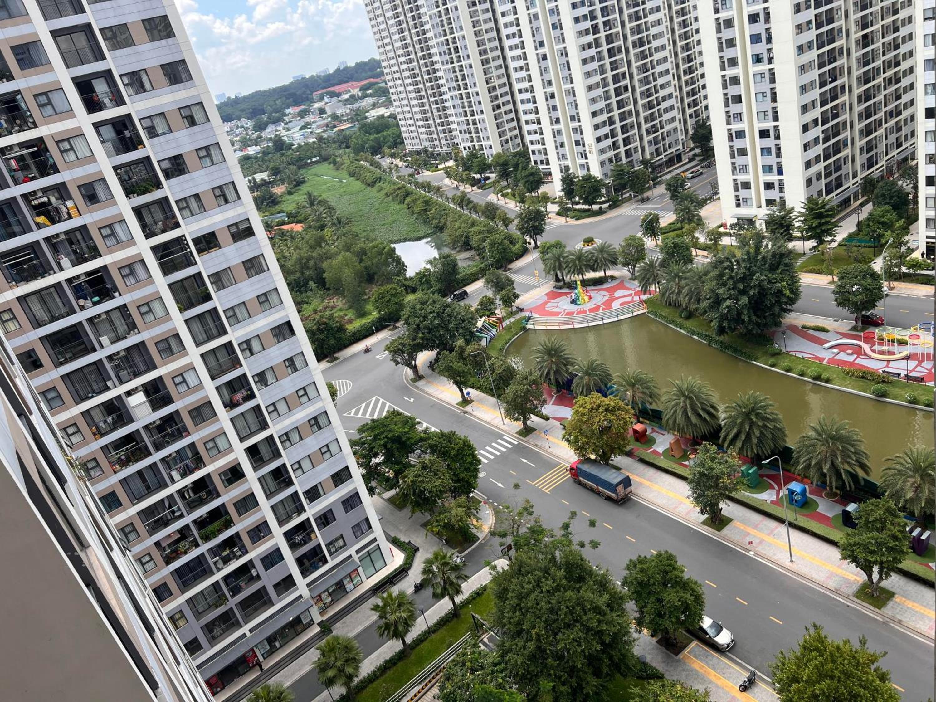 Hotel Vinhomes Grand Park Homestay-Riverside House - Image 1