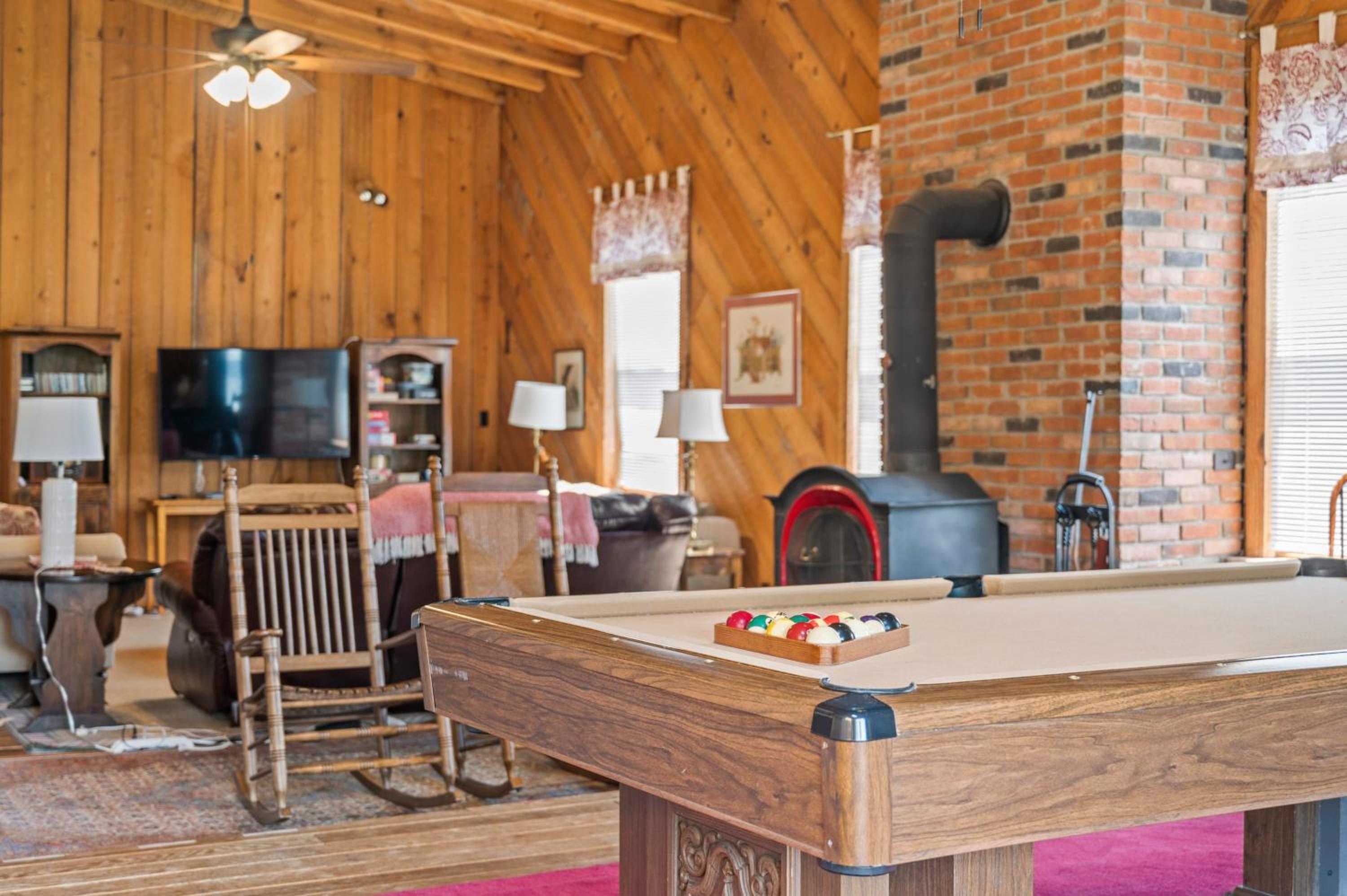 Country Lodge for 18, With Pool and Pond, Near Ark view 3