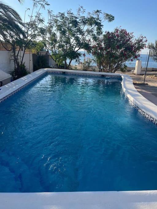 Villa Los pies en agua - A Beachfront Refuge view 4
