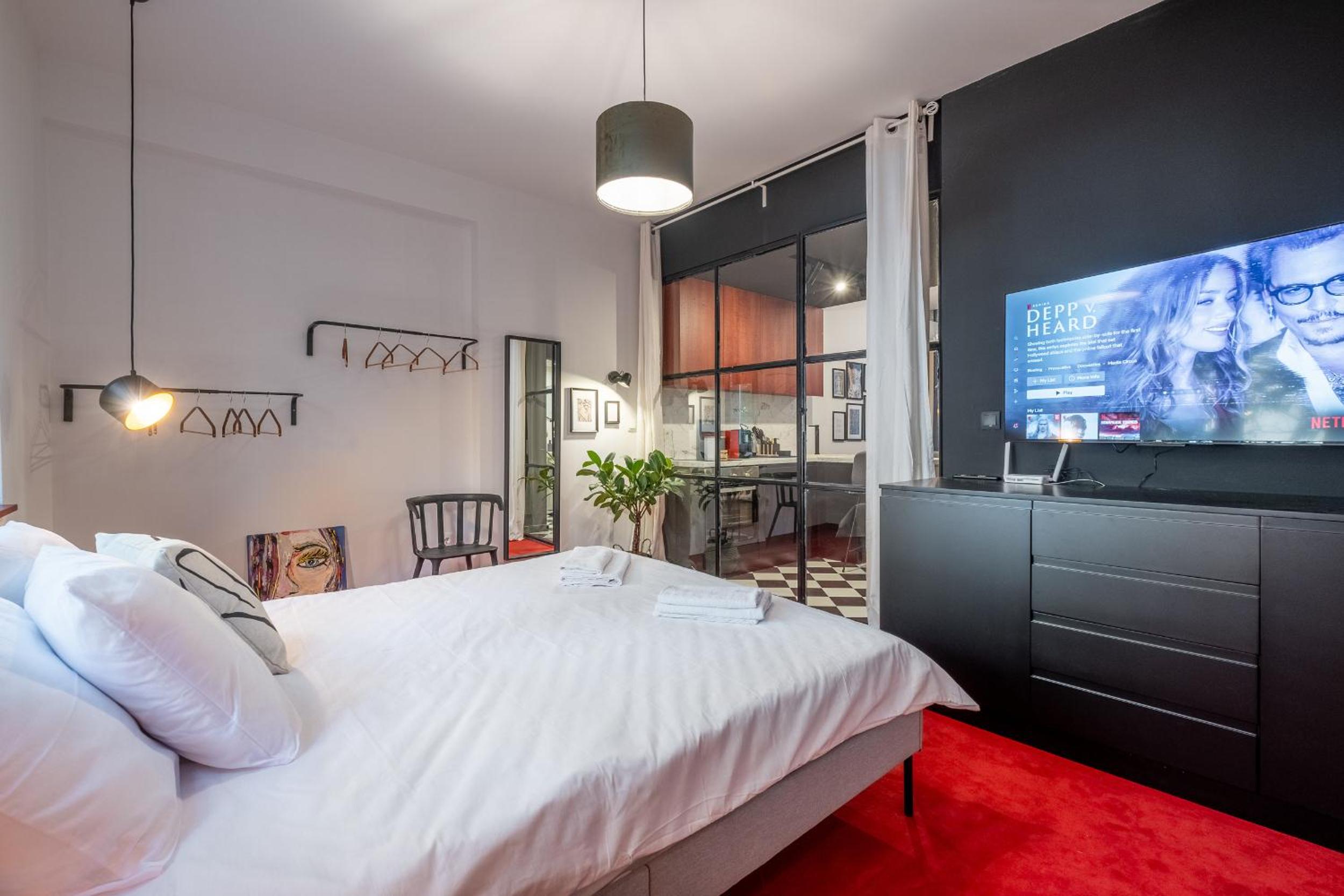 Central Art-Inspired Flat with Private Garage