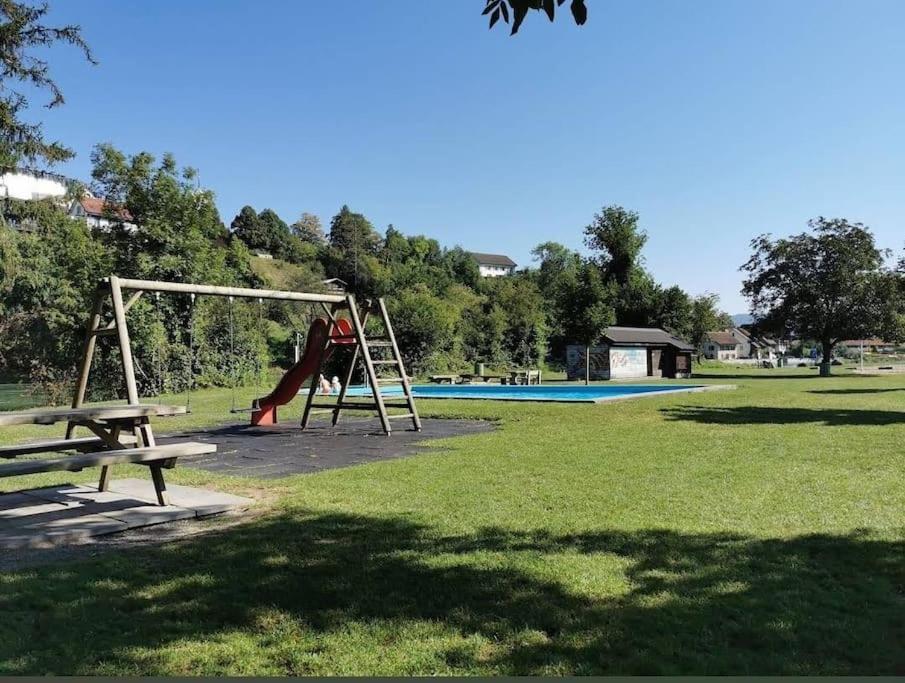 Villa Matthy Casa con giardino fronte fiume possibile nuotare