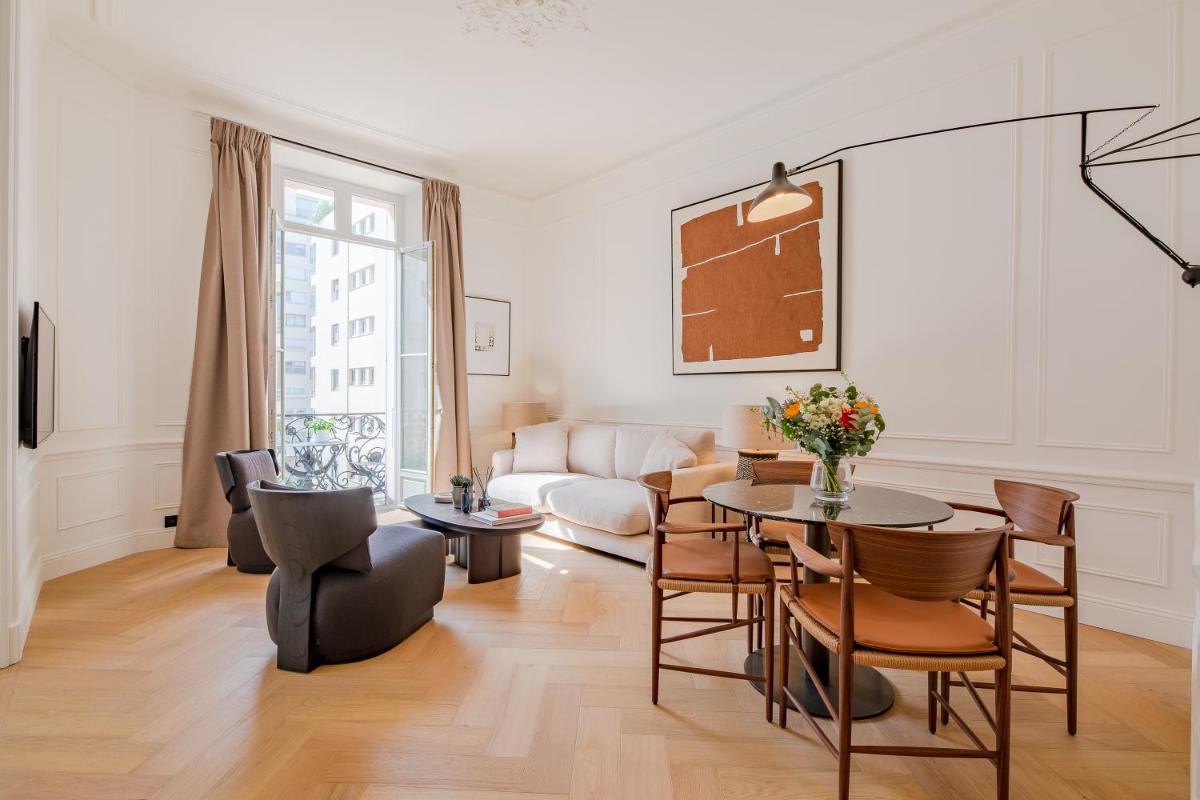 La Guitare 22 - Spacious 1 BR apartment in the center of Cannes, right behind Grand Hotel view 5