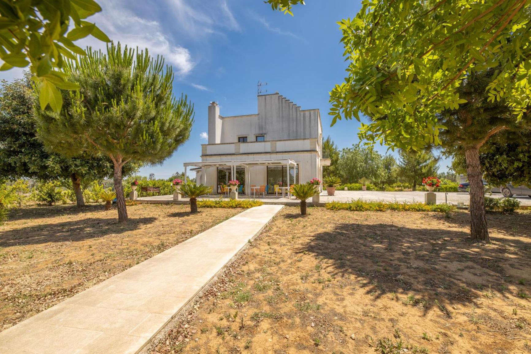Beautiful Italian villa with pool and garden view 2