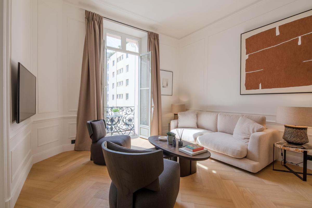 La Guitare 22 - Spacious 1 BR apartment in the center of Cannes, right behind Grand Hotel view 3