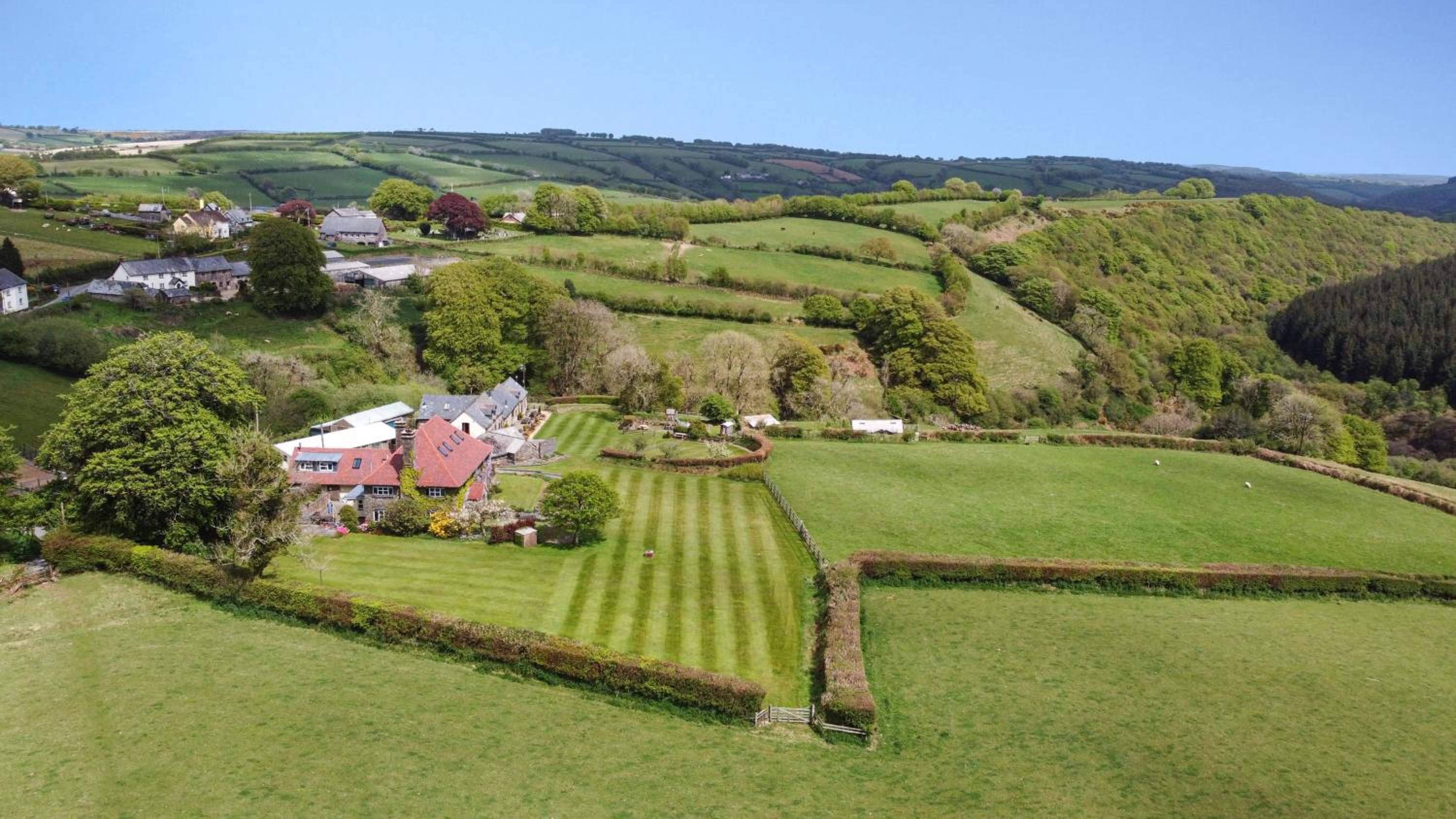 Smiddy Cottage, Historic Village Hub with Spacious Lounge, High Ceilings, and Wood Stove view 2