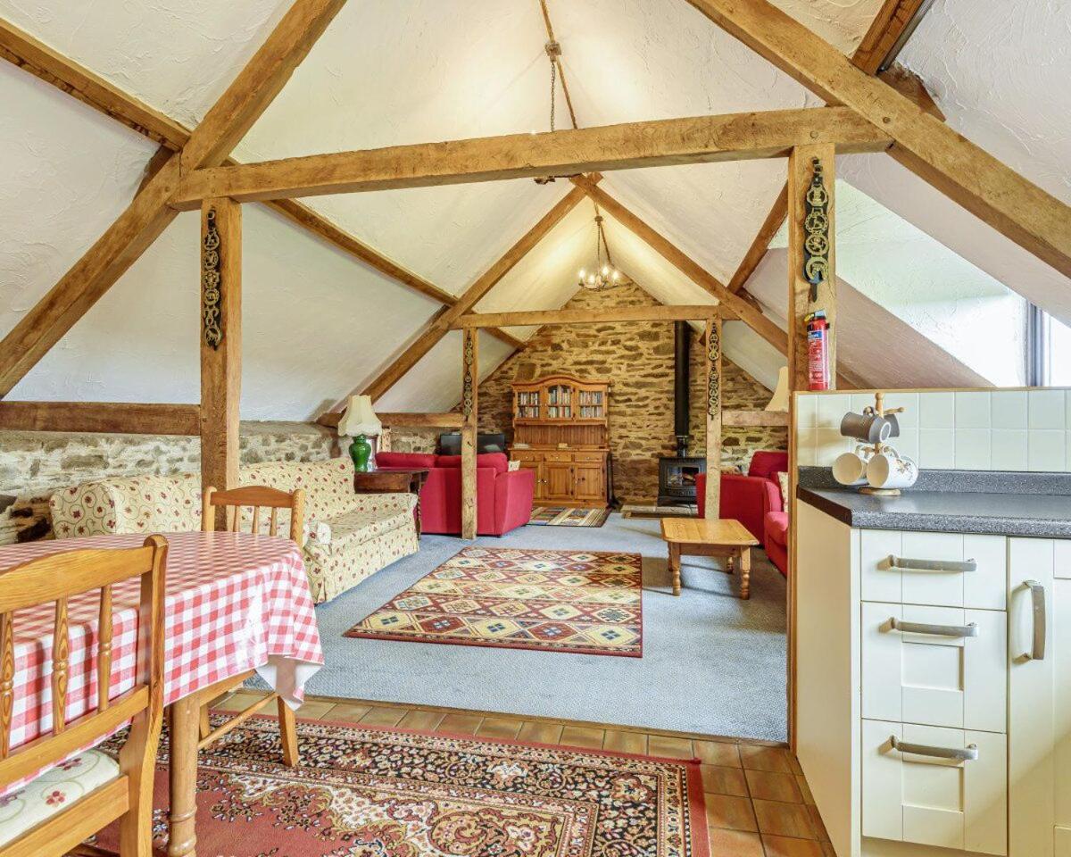 Jasper, Unique Upside-Down Retreat with Stunning Rural Views view 5