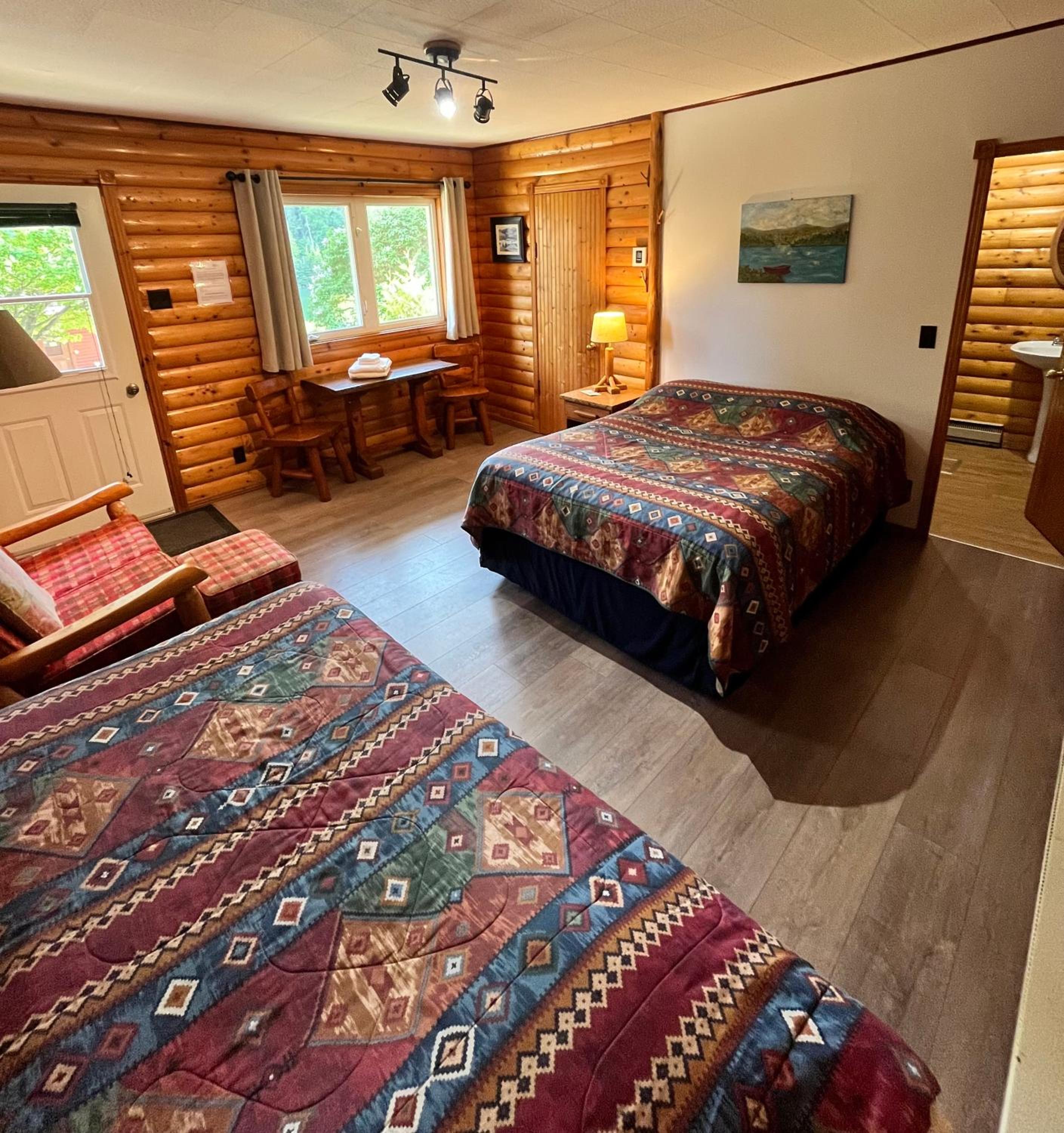 Kan-à-Mouche Pourvoirie Auberge et Chalets