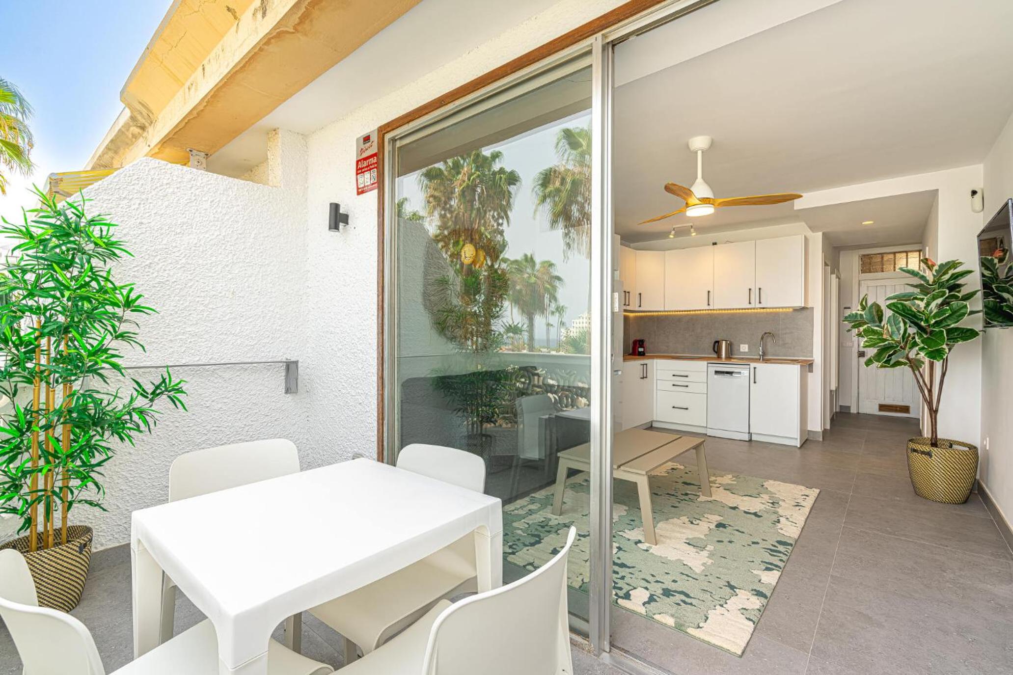 Modern Renovated Apartment with Terrace in Playa de las Americas en Playa de las Americas