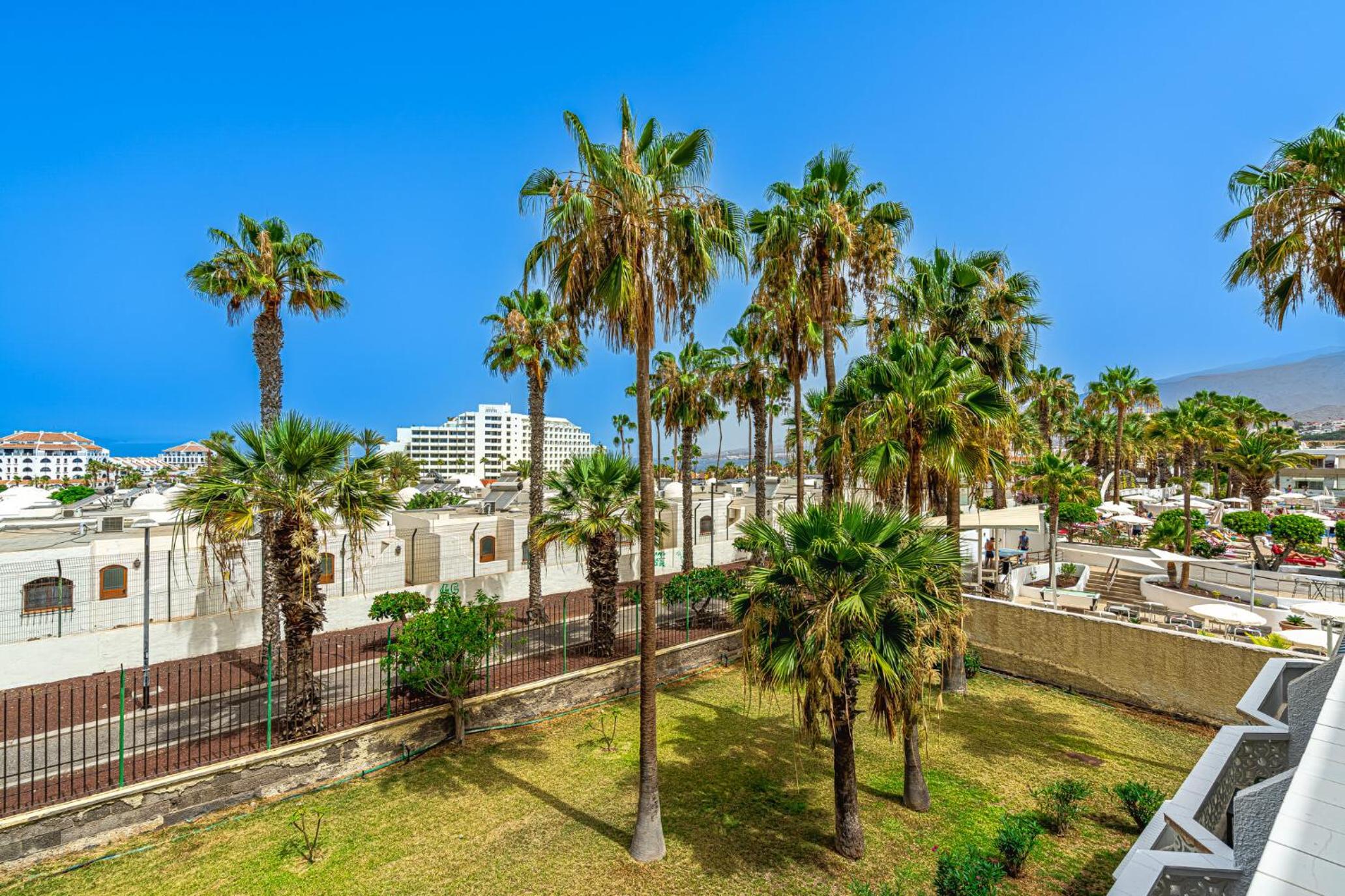 Modern Renovated Apartment with Terrace in Playa de las Americas en Playa de las Americas — building