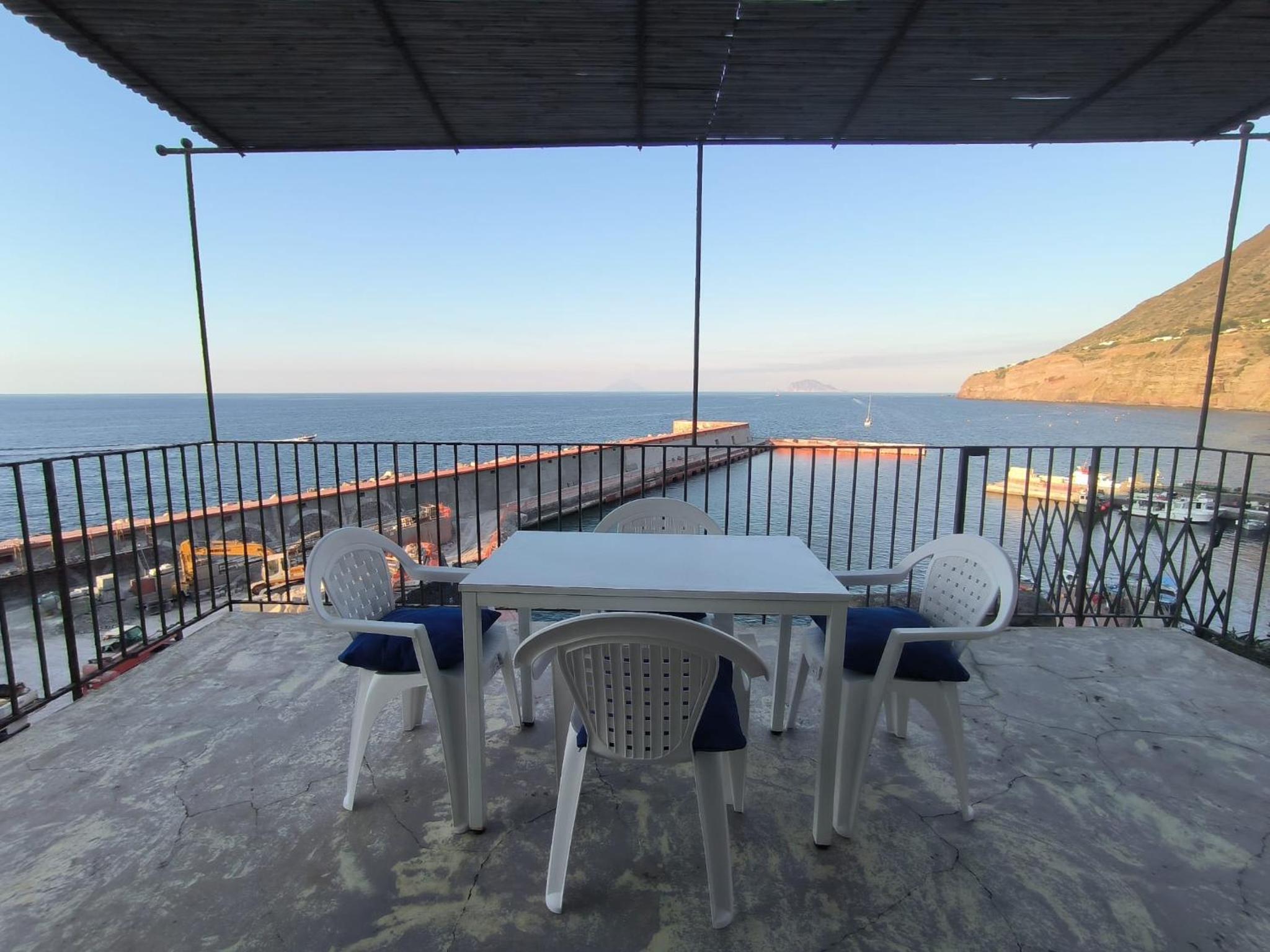 Casa Uva, sul porto di Malfa