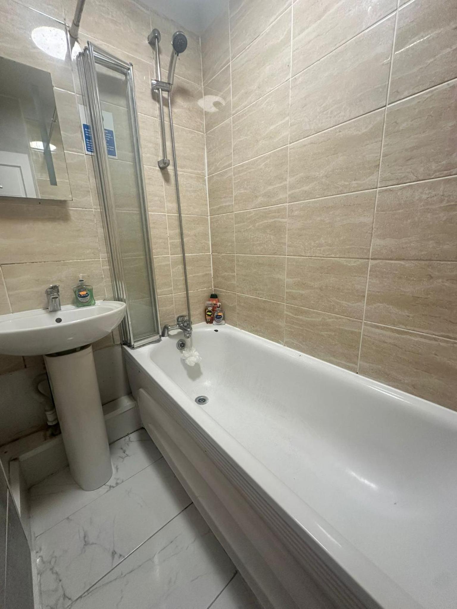 Lovely Ground Floor Miles Apart — bathroom