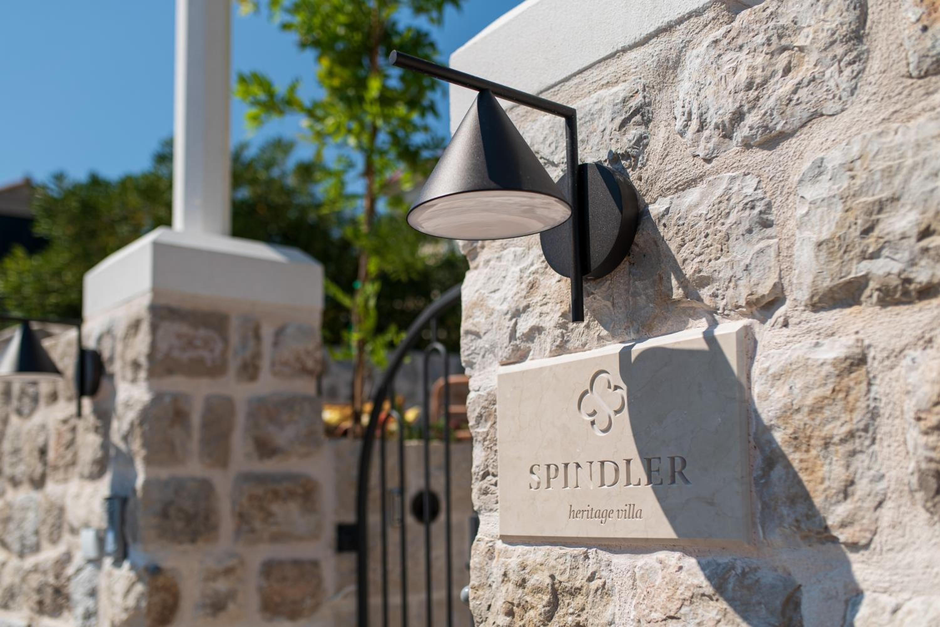 HERITAGE VILLA SPINDLER by DuHomes
