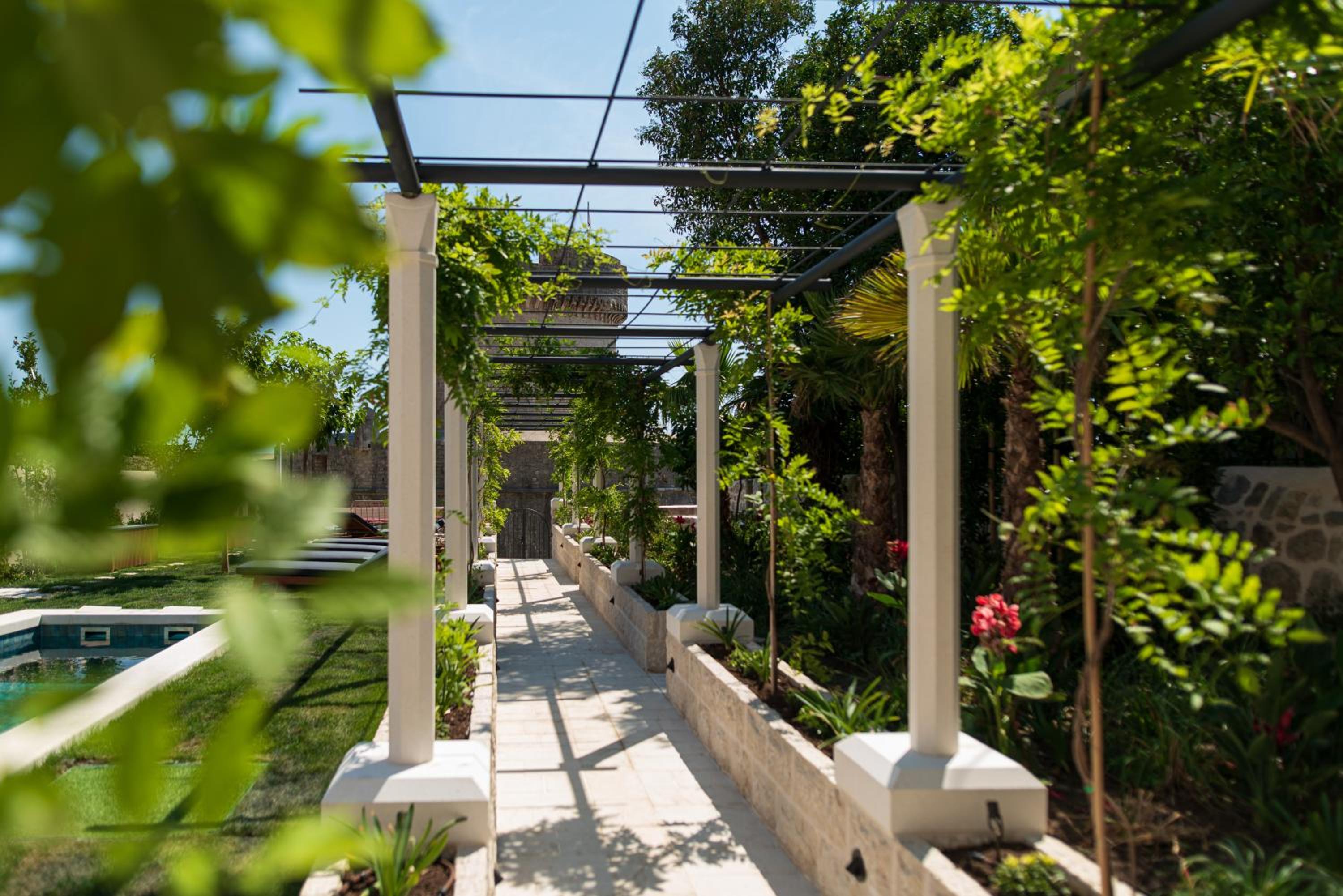 HERITAGE VILLA SPINDLER by DuHomes