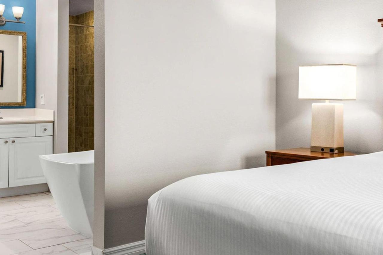 A Luxurious Resort Surrounded By Beautiful Beaches And World-Class Golf Courses view 5