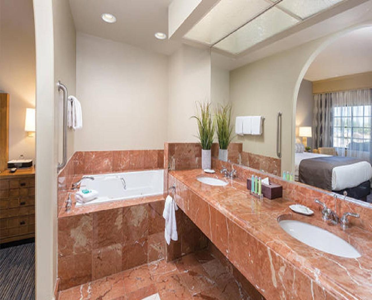 Beautiful Hotel in Legacy Golf Resort - 2BD Sleeps view 5