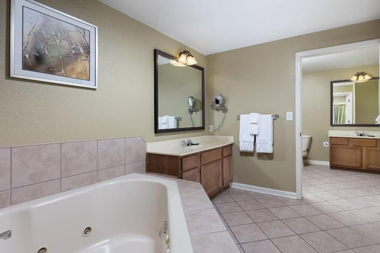 Beautiful Hotel in Smoky Mountains 2BD Gateway to the Smokies view 5