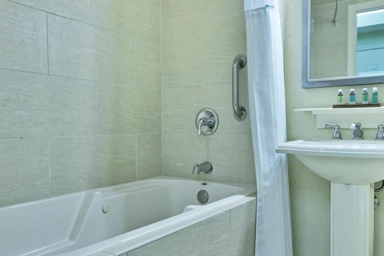 Beautiful Resort in Star Island 1BD near at Lake Cecile view 4